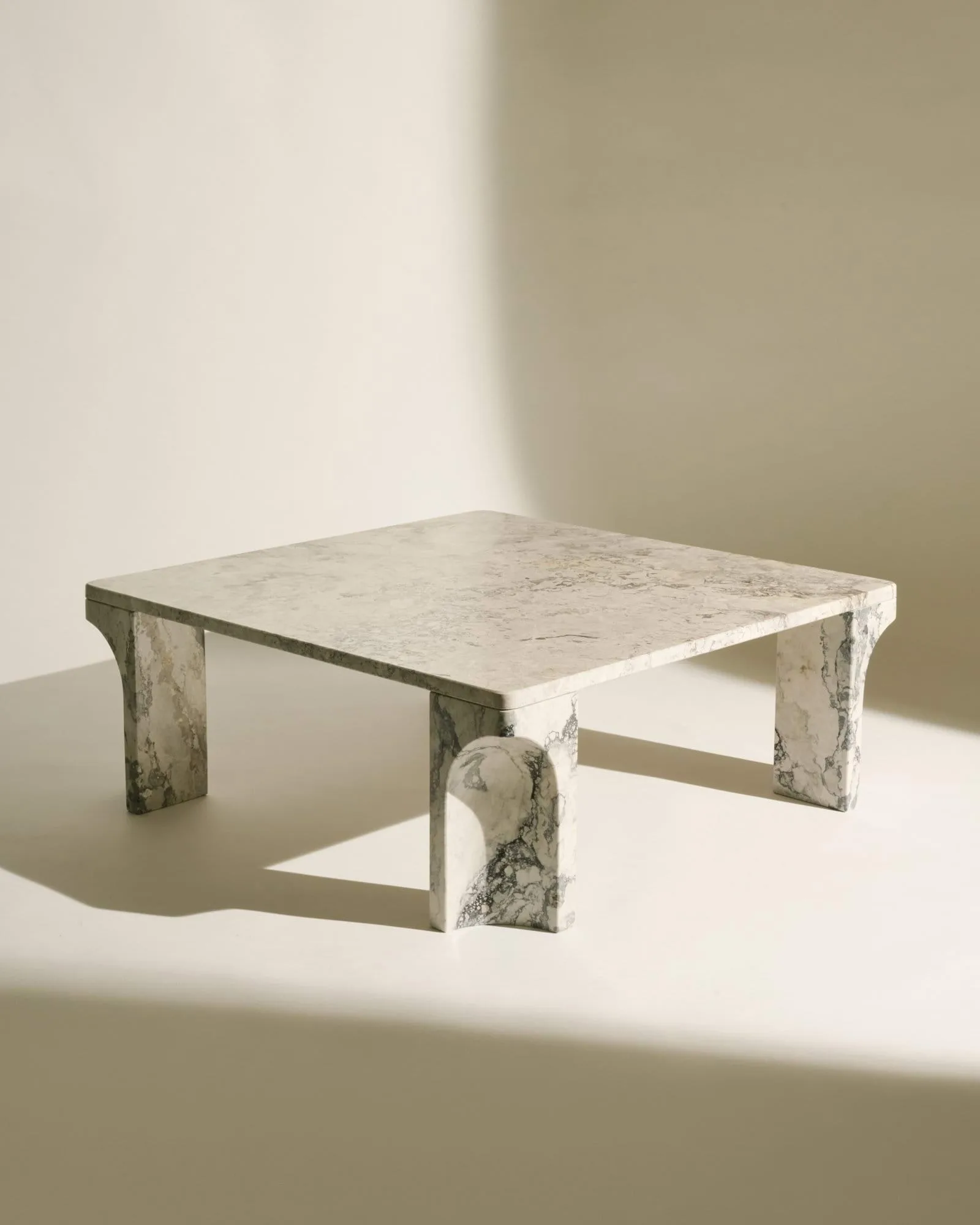 Doric stolik kawowy, Stormy Gray marmur, 80x80 cm GUBI