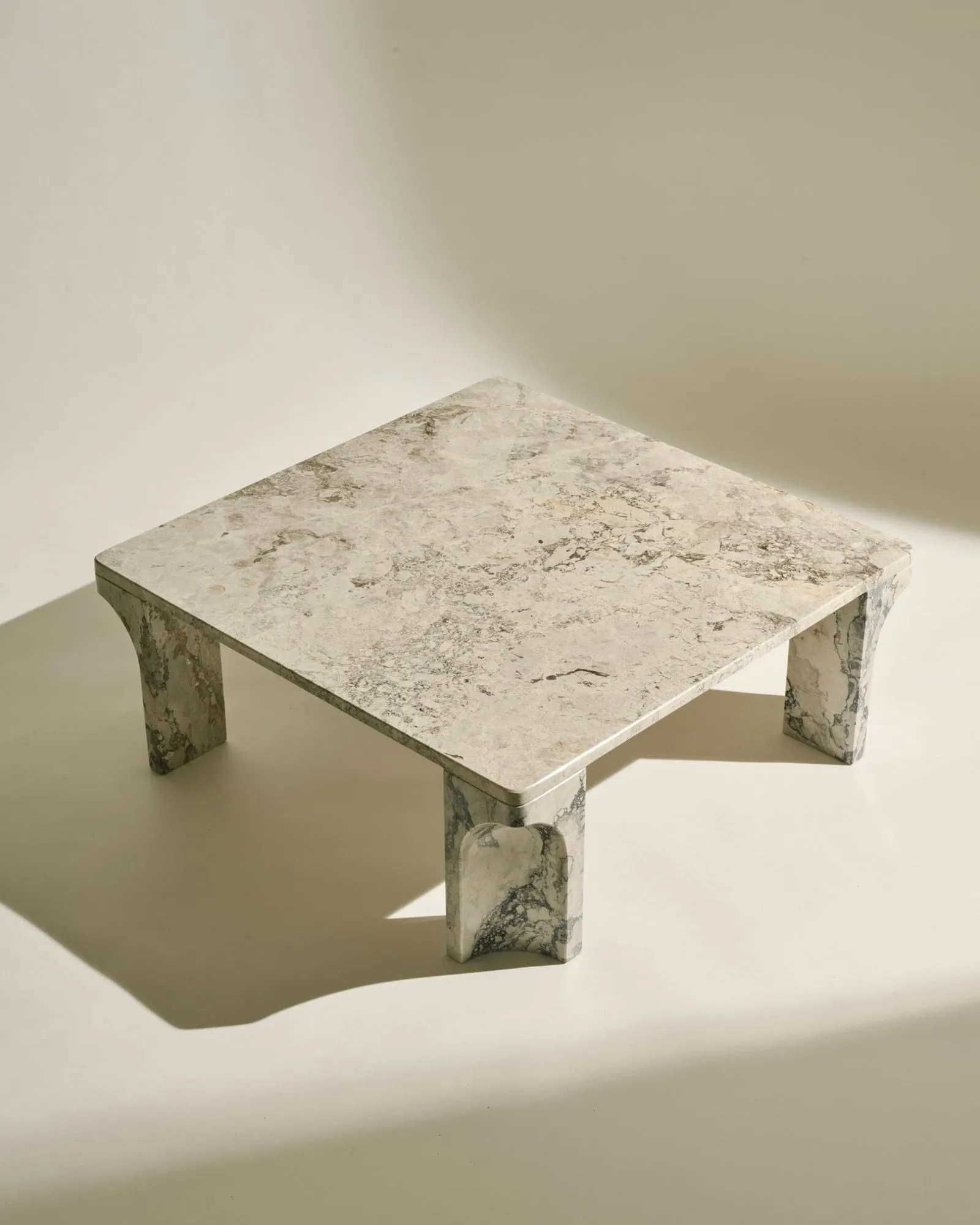 Doric stolik kawowy, Stormy Gray marmur, 80x80 cm GUBI