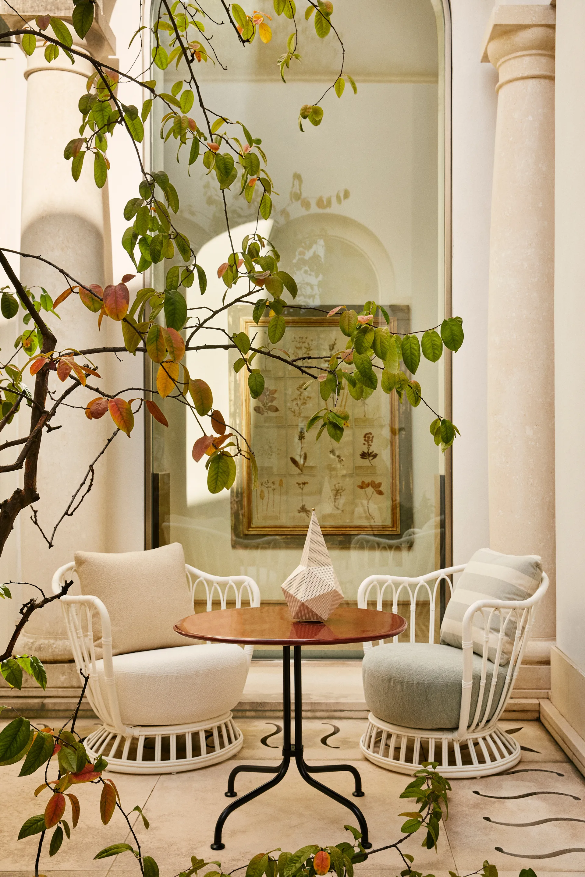 Fotel Grace Outdoor, Leslie Limonta 006-020-alabaster white GUBI