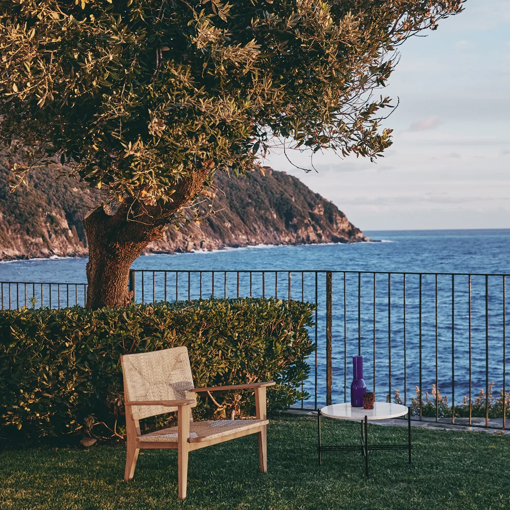 Fotel lounge F-chair Outdoor, Drewno tekowe GUBI