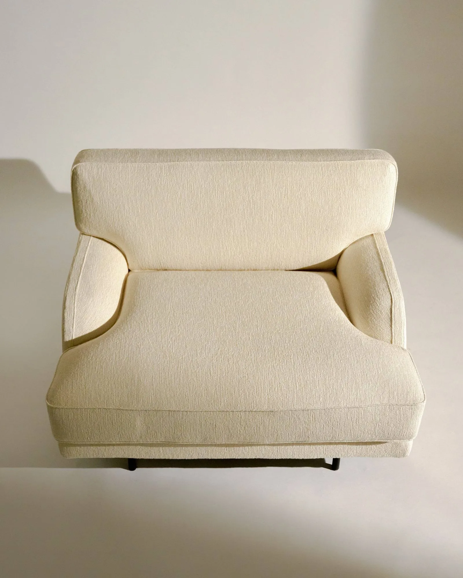 Fotel salonowy Flaneur, Bouclé 001-matowa czerń GUBI