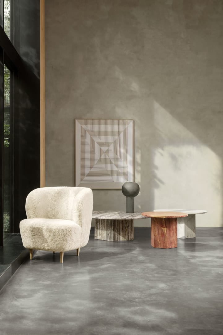 Fotel Stay lounge chair small, Fårskinn Moonlight-dąb lakierowany GUBI