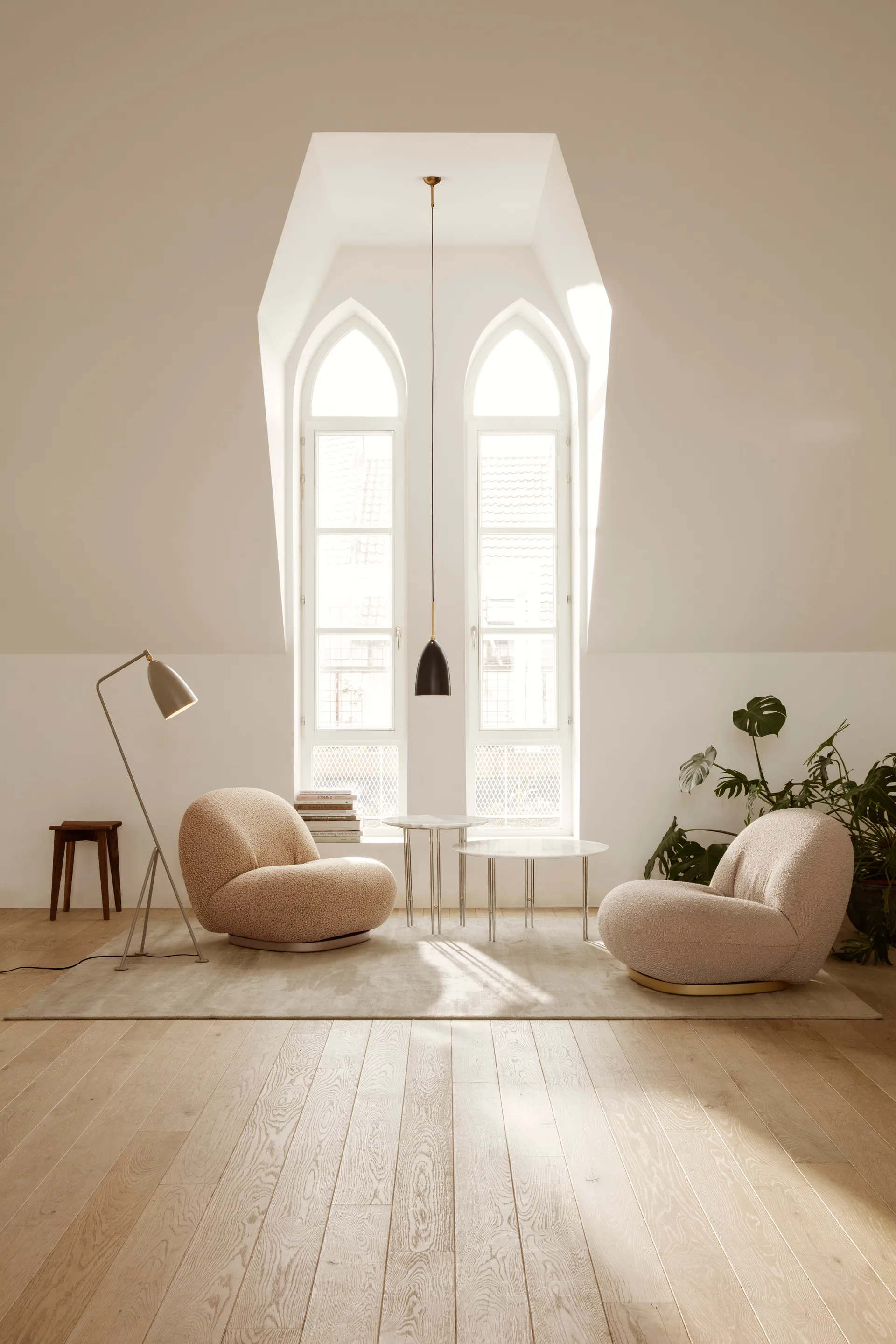 Gräshoppa lampa podłogowa, Oliwkowy brąz GUBI