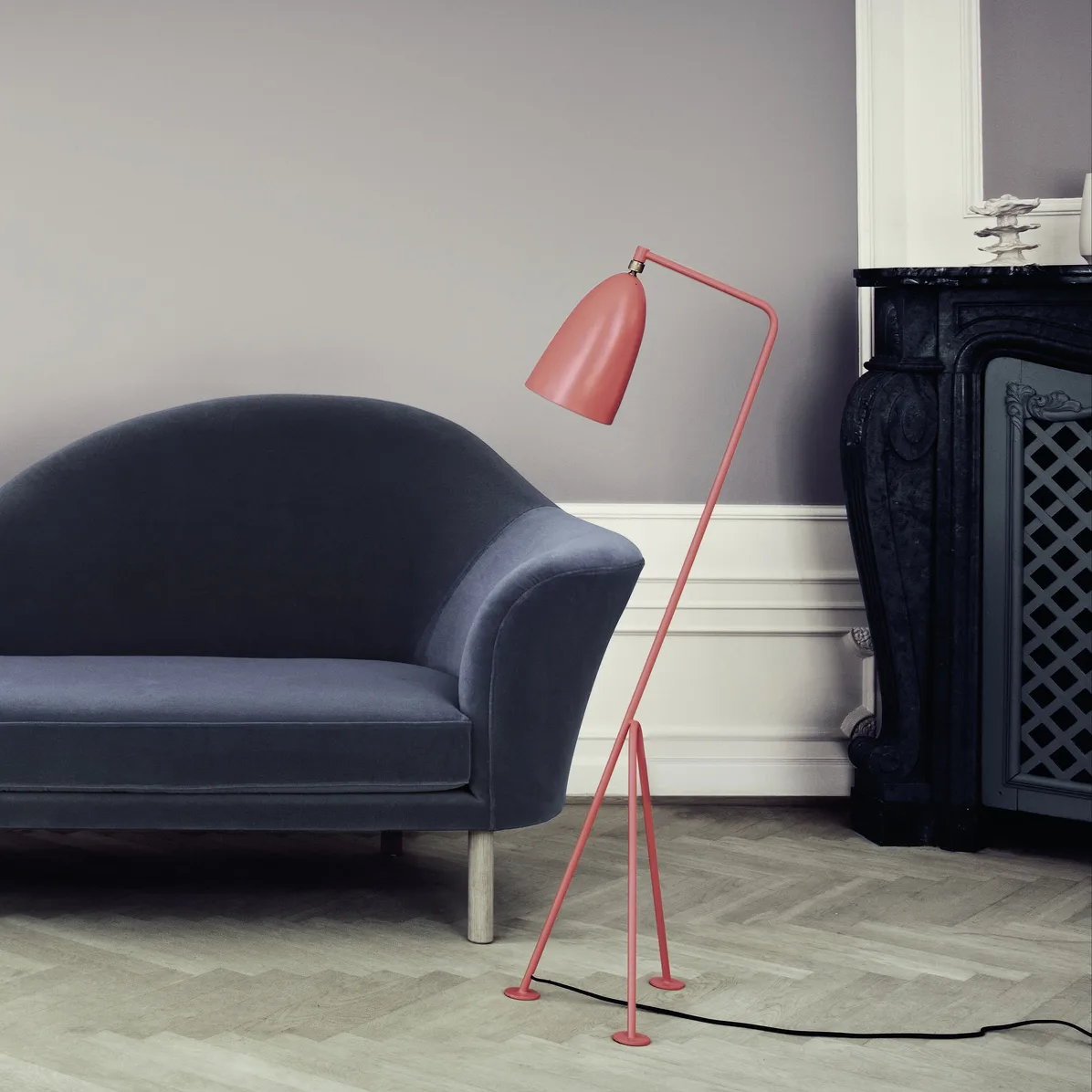 Gräshoppa lampa podłogowa, vintage czerwony GUBI