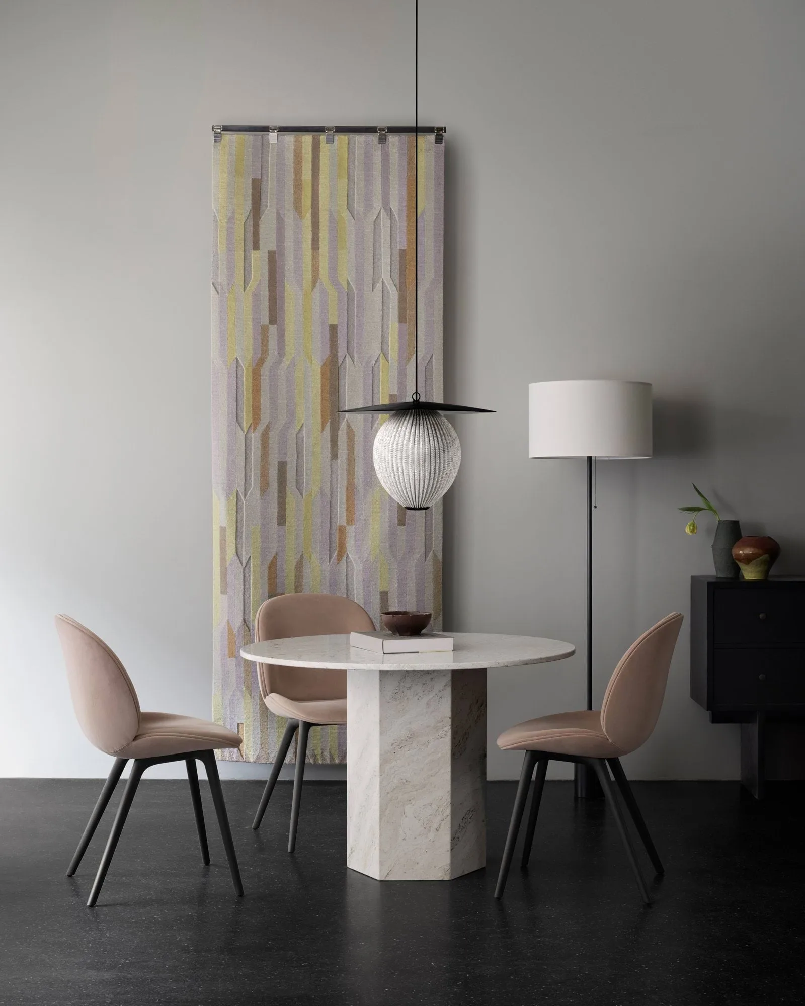 Gravity lampa podłogowa, Maroon marble-white GUBI