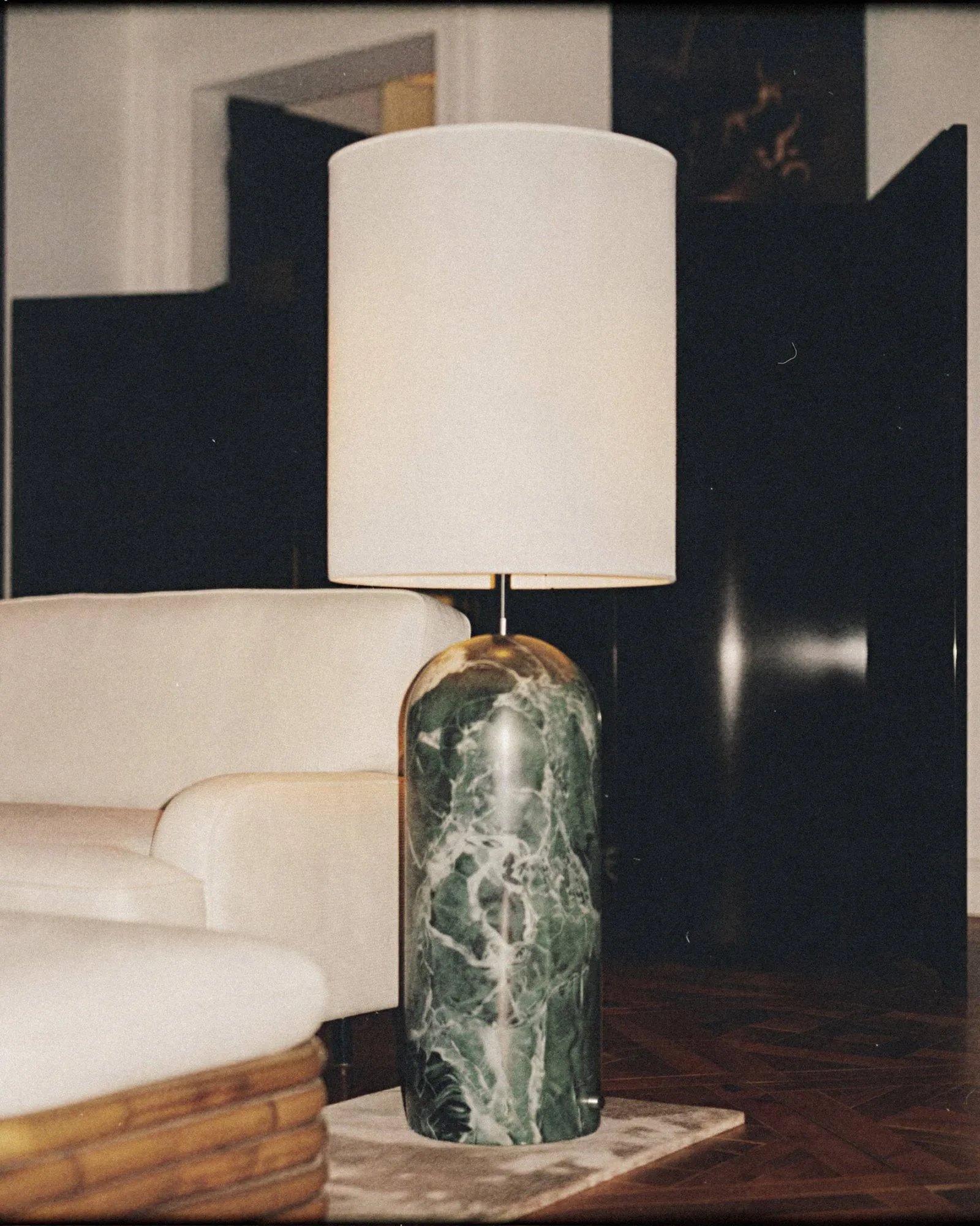Gravity XL lampa podłogowa, Emerald marble-white GUBI