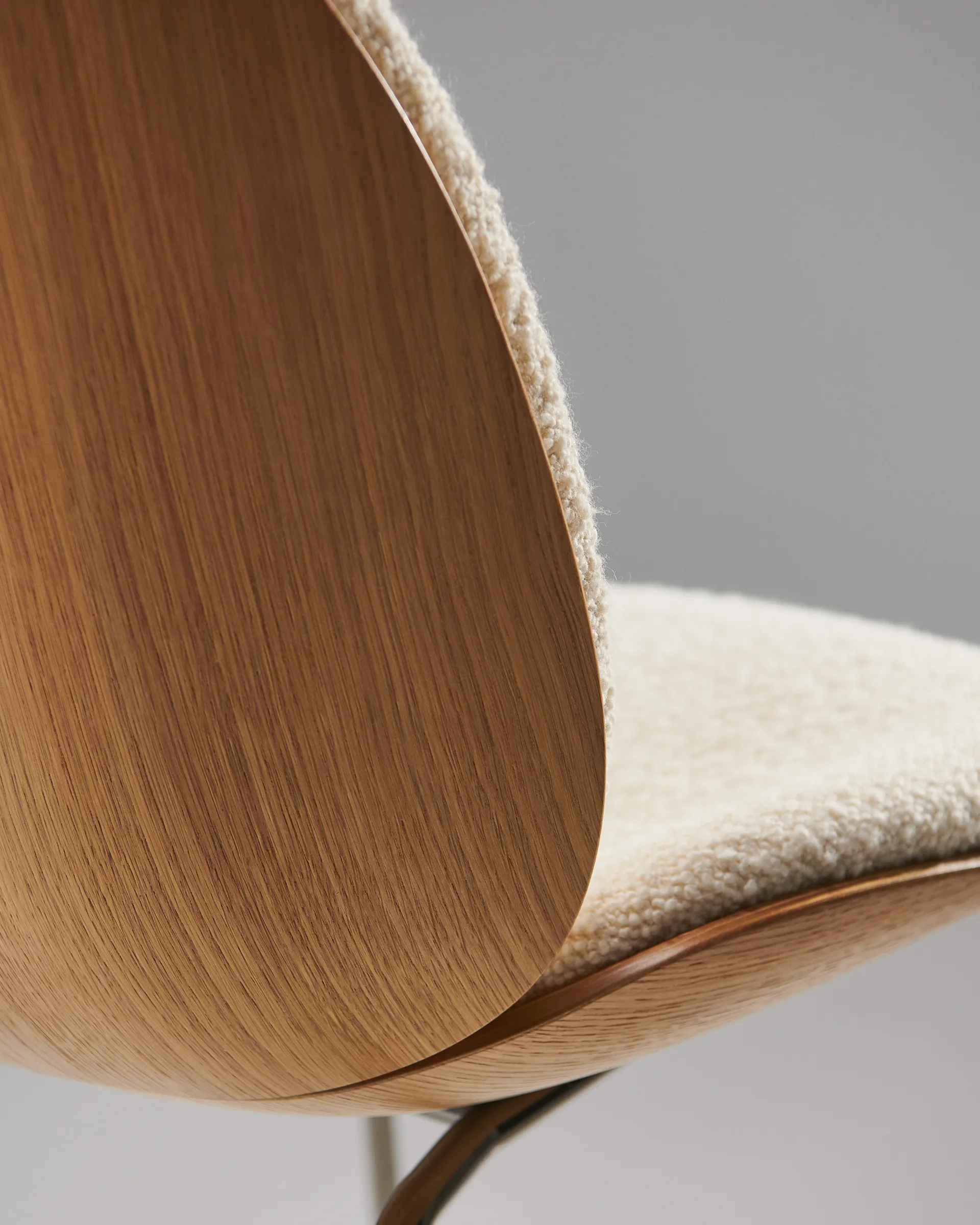 Krzesło bez poręczy Beetle dąb, Chromowany na czarno-Karakorum 001 GUBI