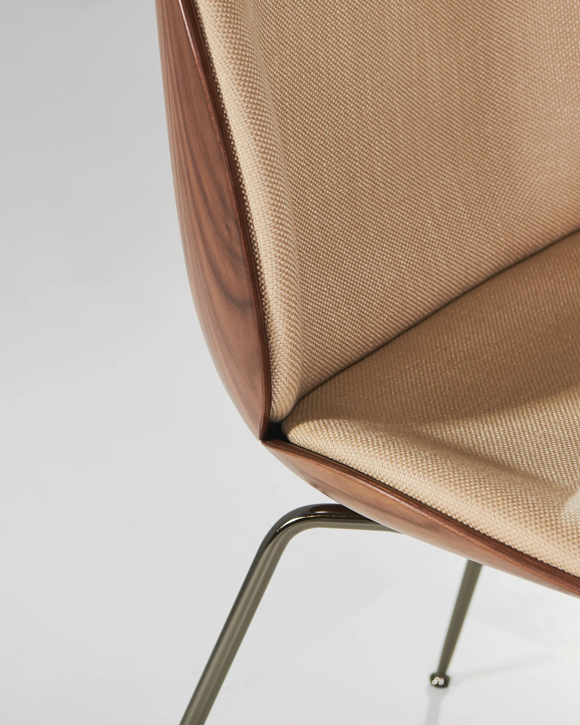 Krzesło bez poręczy Beetle orzech, Chromowany na czarno-Flair 134 GUBI