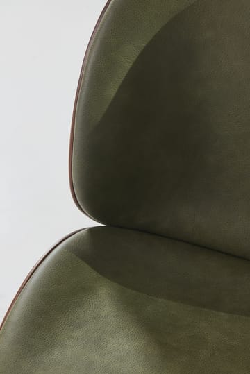 Krzesło bez poręczy Beetle orzech - Postarzany mosiądz-Leather Army - GUBI