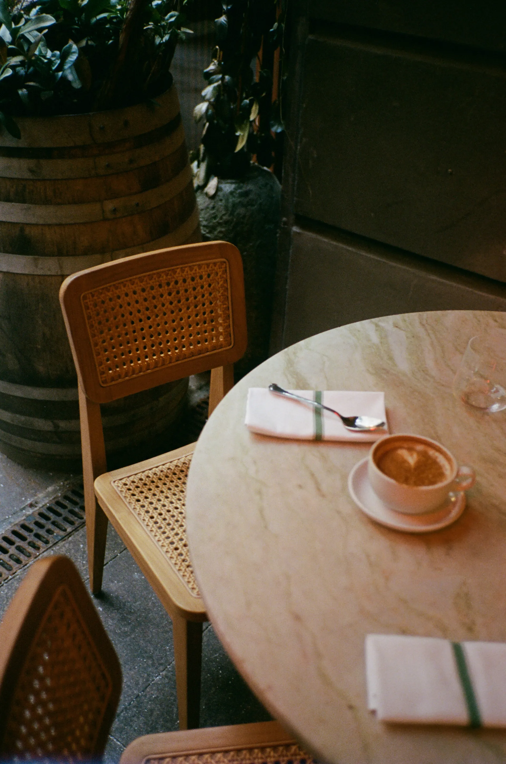 Krzesło C-chair Outdoor , All french cane-natural teak GUBI