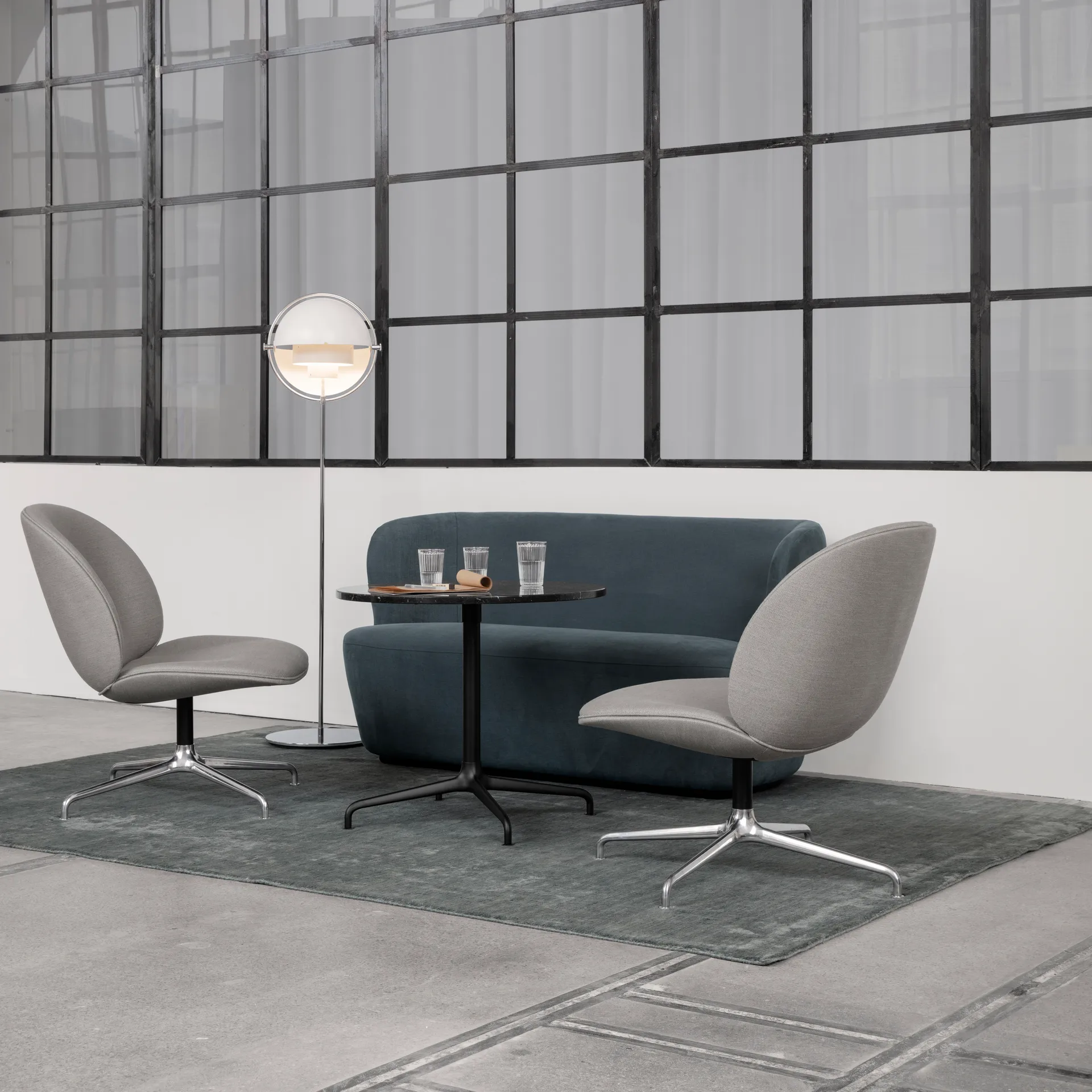 Lampa podłogowa Multi-Lite, Chrom-biały GUBI