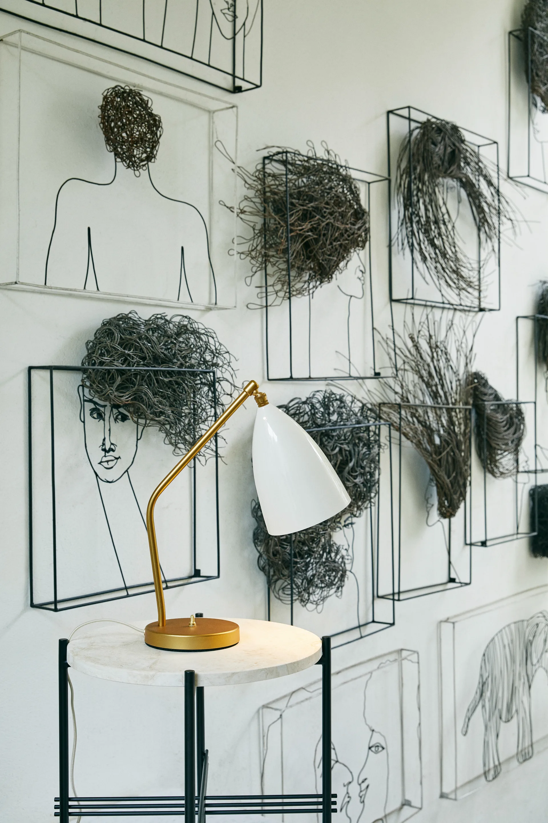 Lampa stołowa Gräshoppa, Alabastrowy biały-mosiądz GUBI