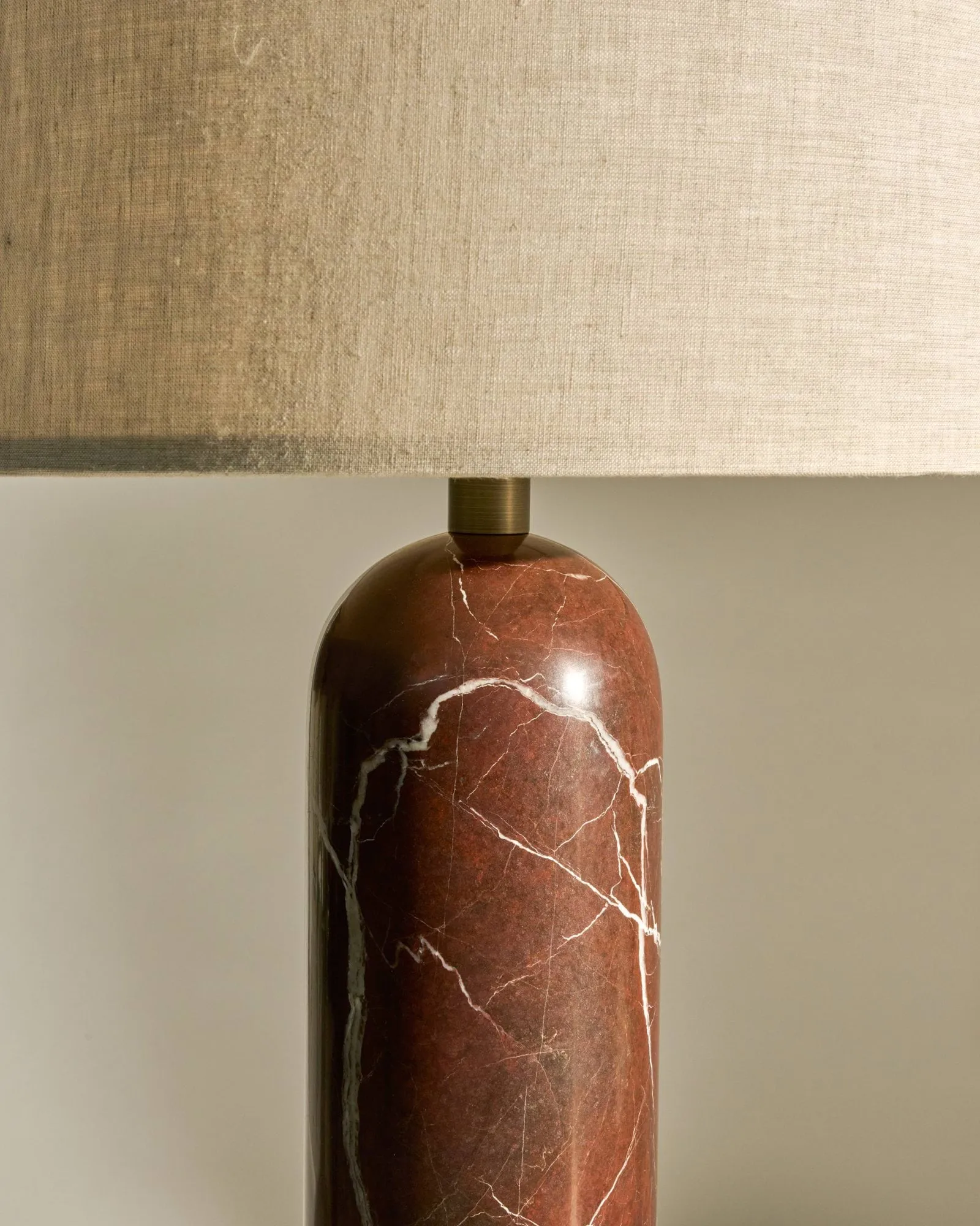 Lampa stołowa Gravity L, Maroon marble-canvas GUBI