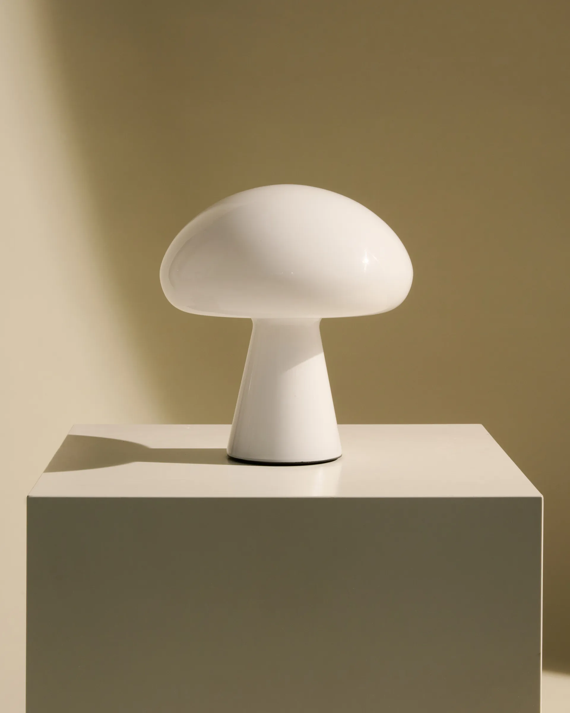 Lampa stołowa Obello, Pearl white GUBI