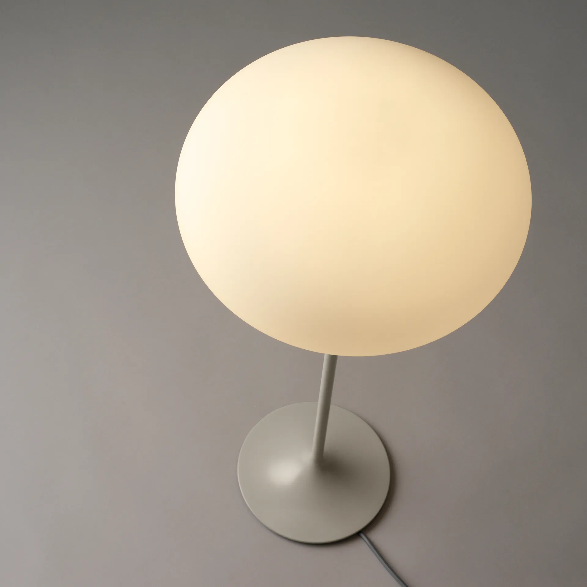 Lampa stołowa Stemlite 70 cm, Pebble Grey GUBI