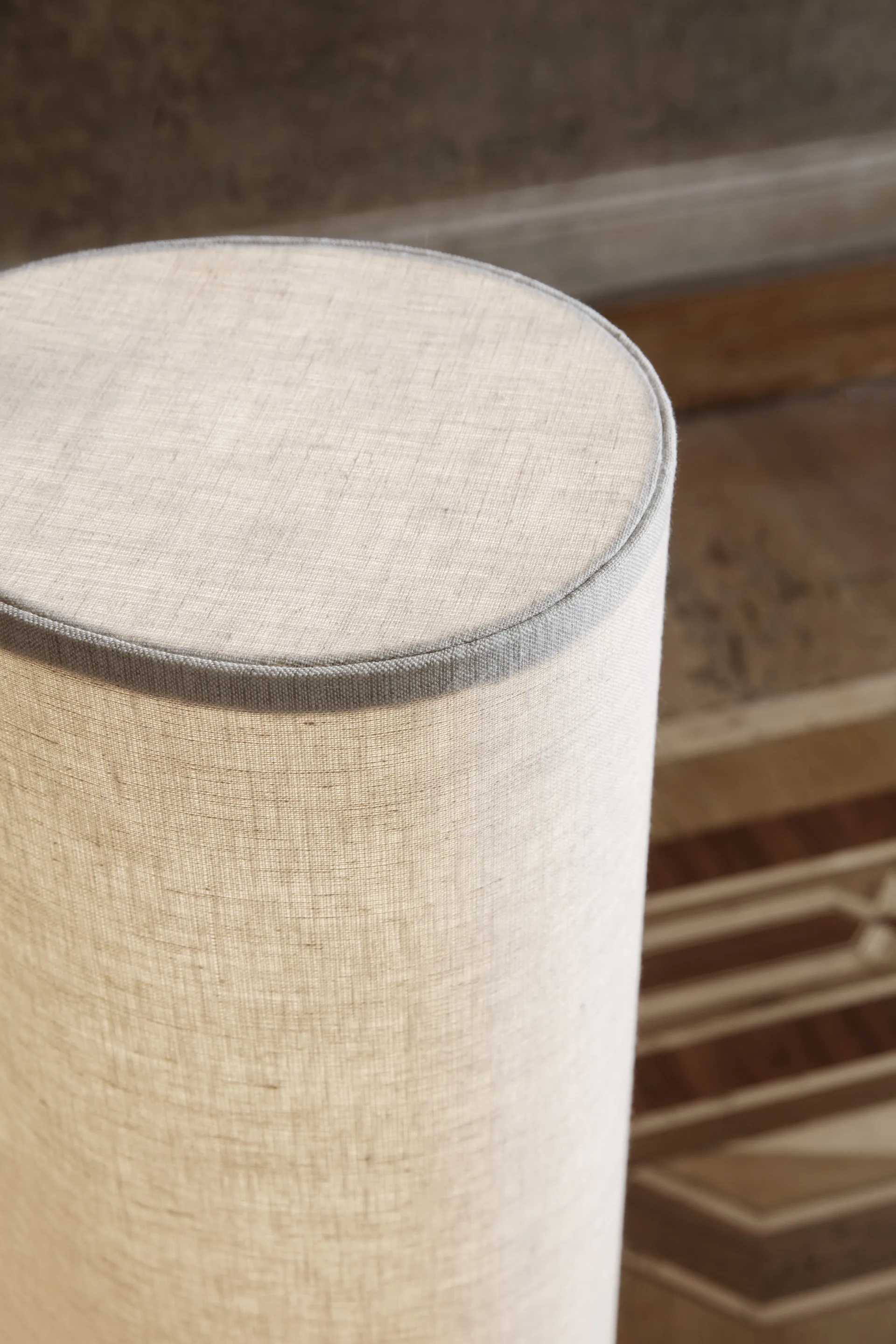 Lampa stołowa Unbound, Płótno-szary marmur GUBI