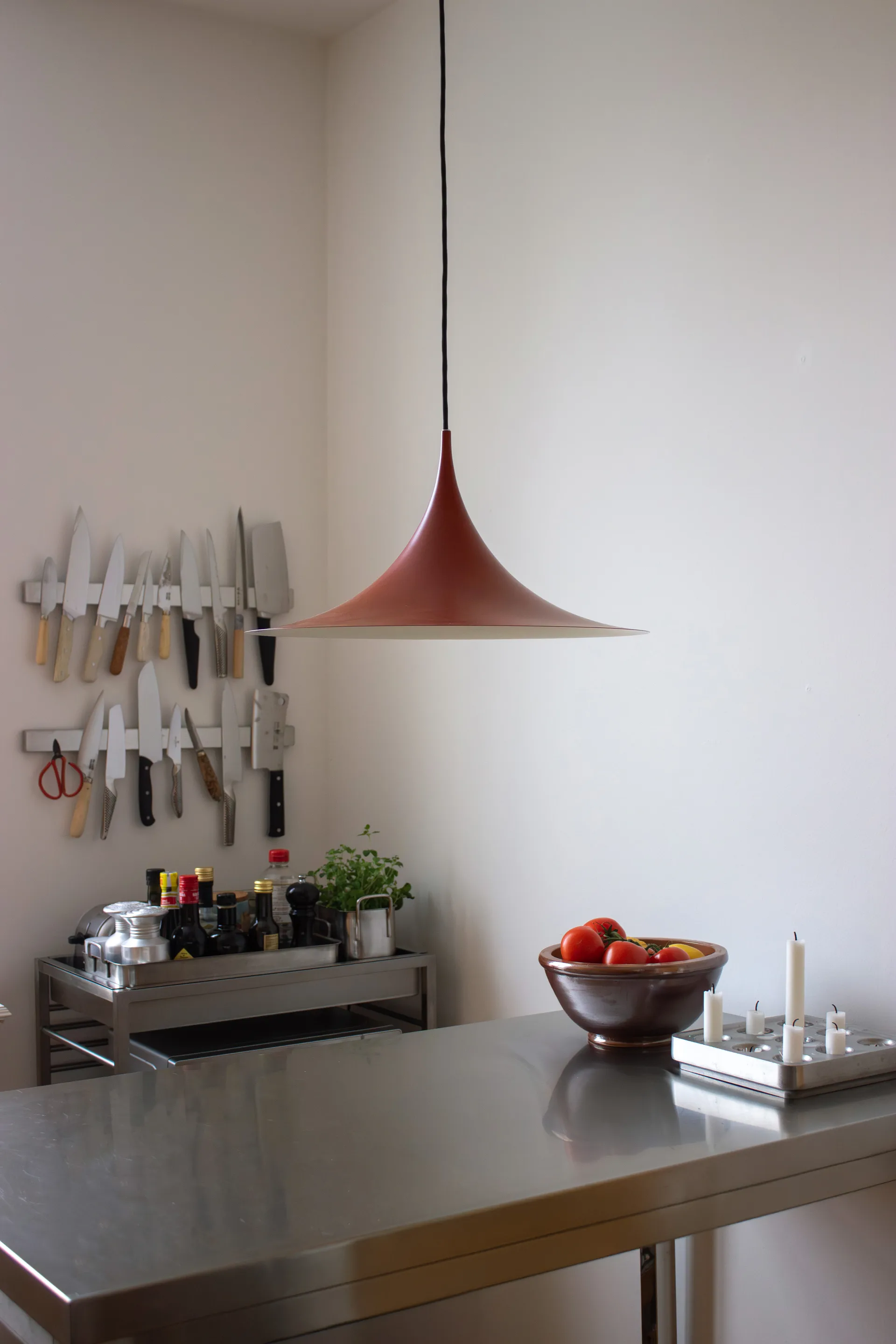 Lampa wisząca Semi Ø 47 cm, Special Edition Auburn Red semi matt GUBI