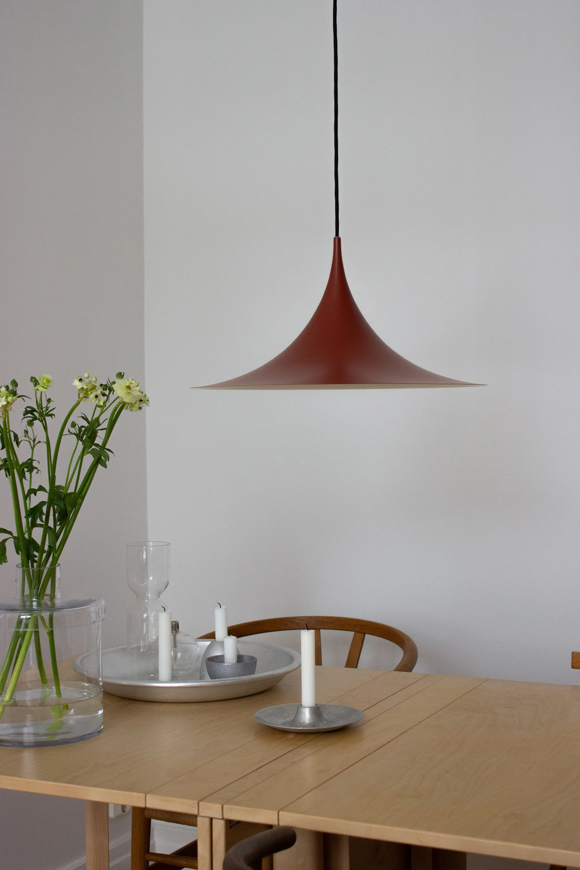 Lampa wisząca Semi Ø 47 cm, Special Edition Auburn Red semi matt GUBI