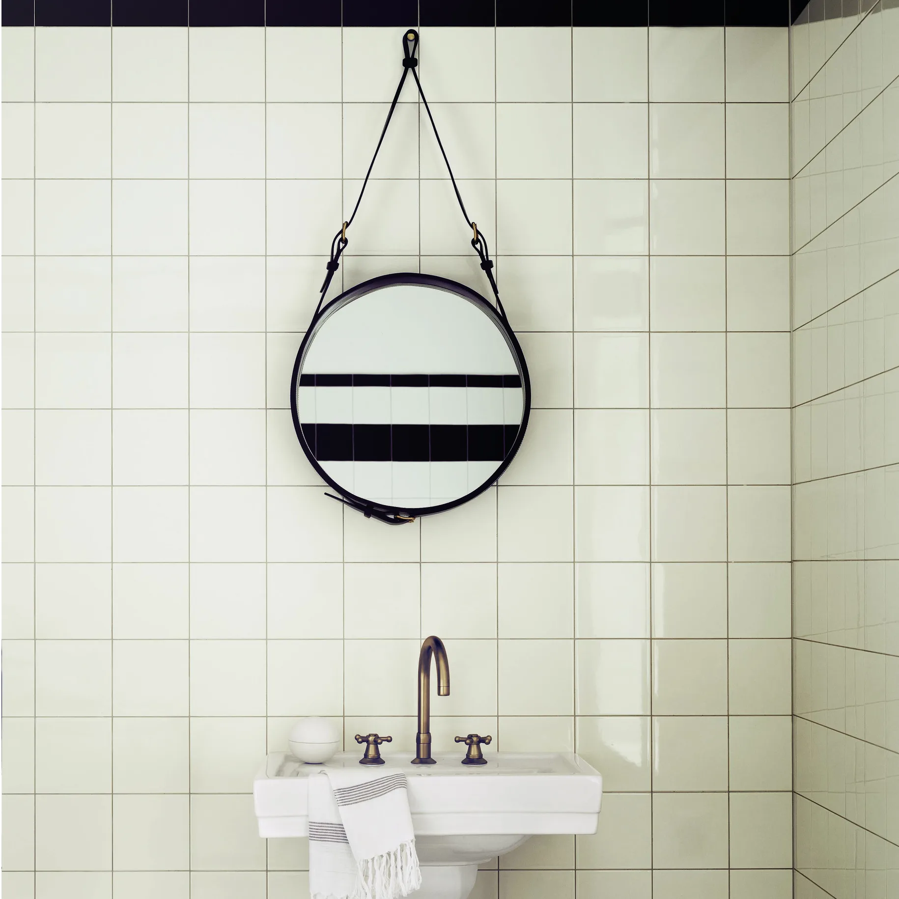 Lustro Adnet Circulaire S, czarny GUBI