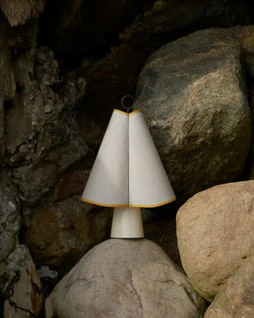 Przenośna lampa stołowa Hornbæk - Poppy yellow - GUBI