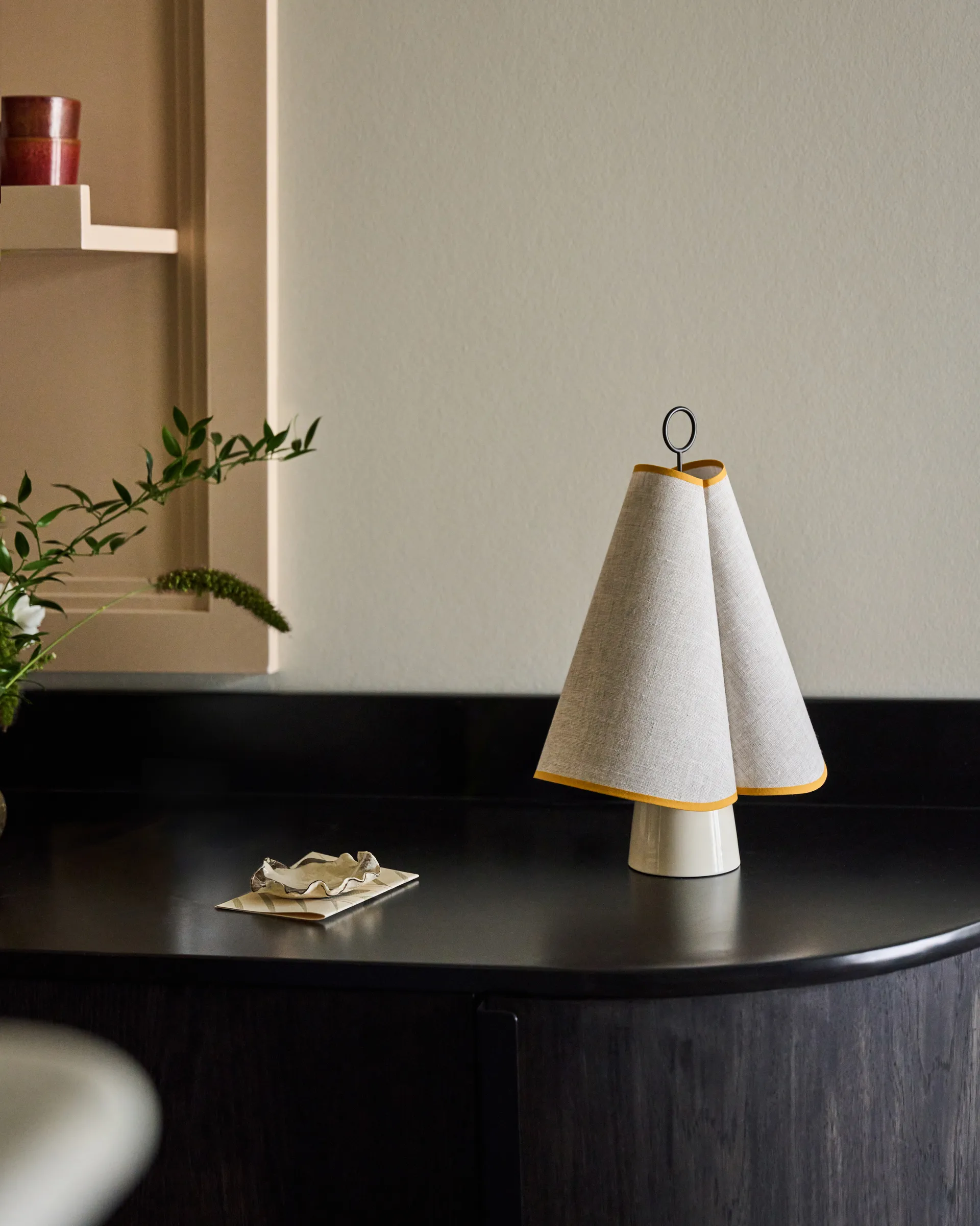 Przenośna lampa stołowa Hornbæk, Poppy yellow GUBI