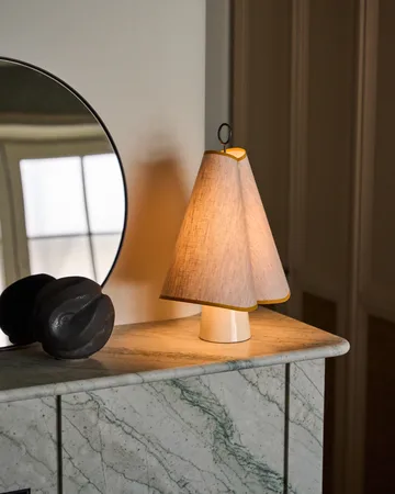 Przenośna lampa stołowa Hornbæk - Poppy yellow - GUBI