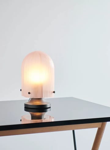 Seine lampa stołowa Ø17,2x26,2 cm - Brass-coral - GUBI