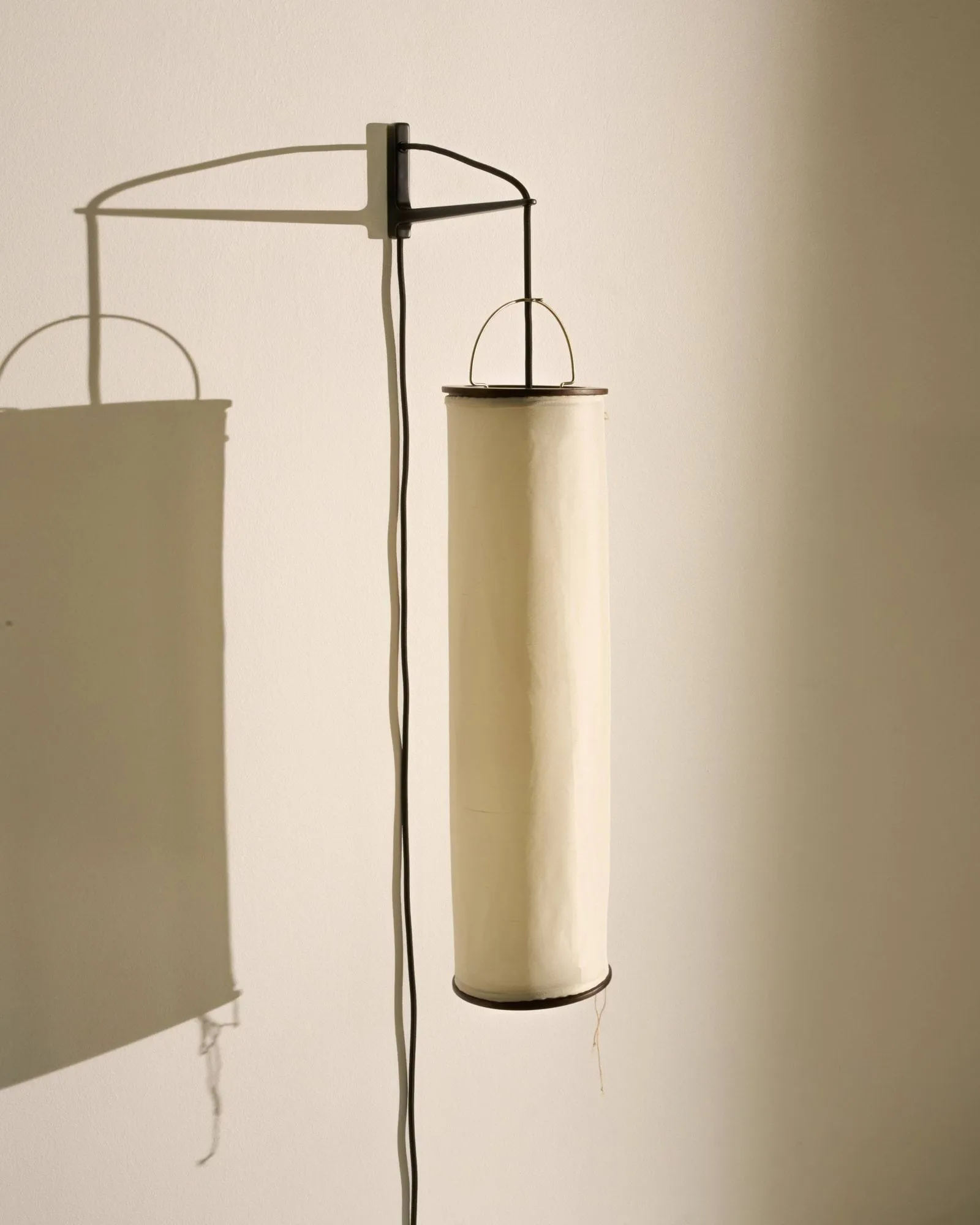 Silk Lantern kinkiet, Natural white silk-semi matt czarny GUBI