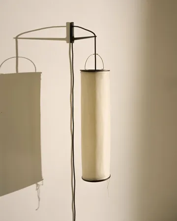 Silk Lantern kinkiet - Natural white silk-semi matt czarny - GUBI