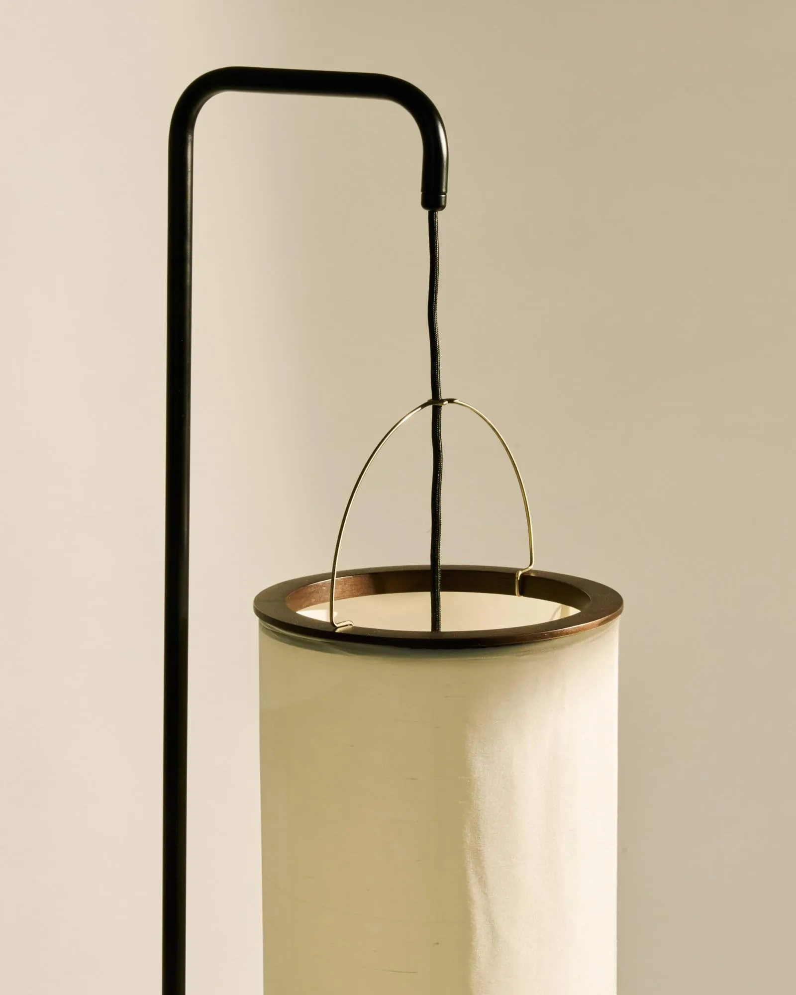 Silk Lantern lampa podłogowa, Natural white silk-semi matt czarny, 163 cm GUBI