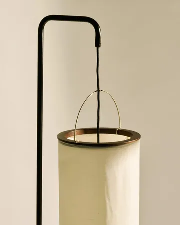 Silk Lantern lampa podłogowa - Natural white silk-semi matt czarny, 163 cm - GUBI