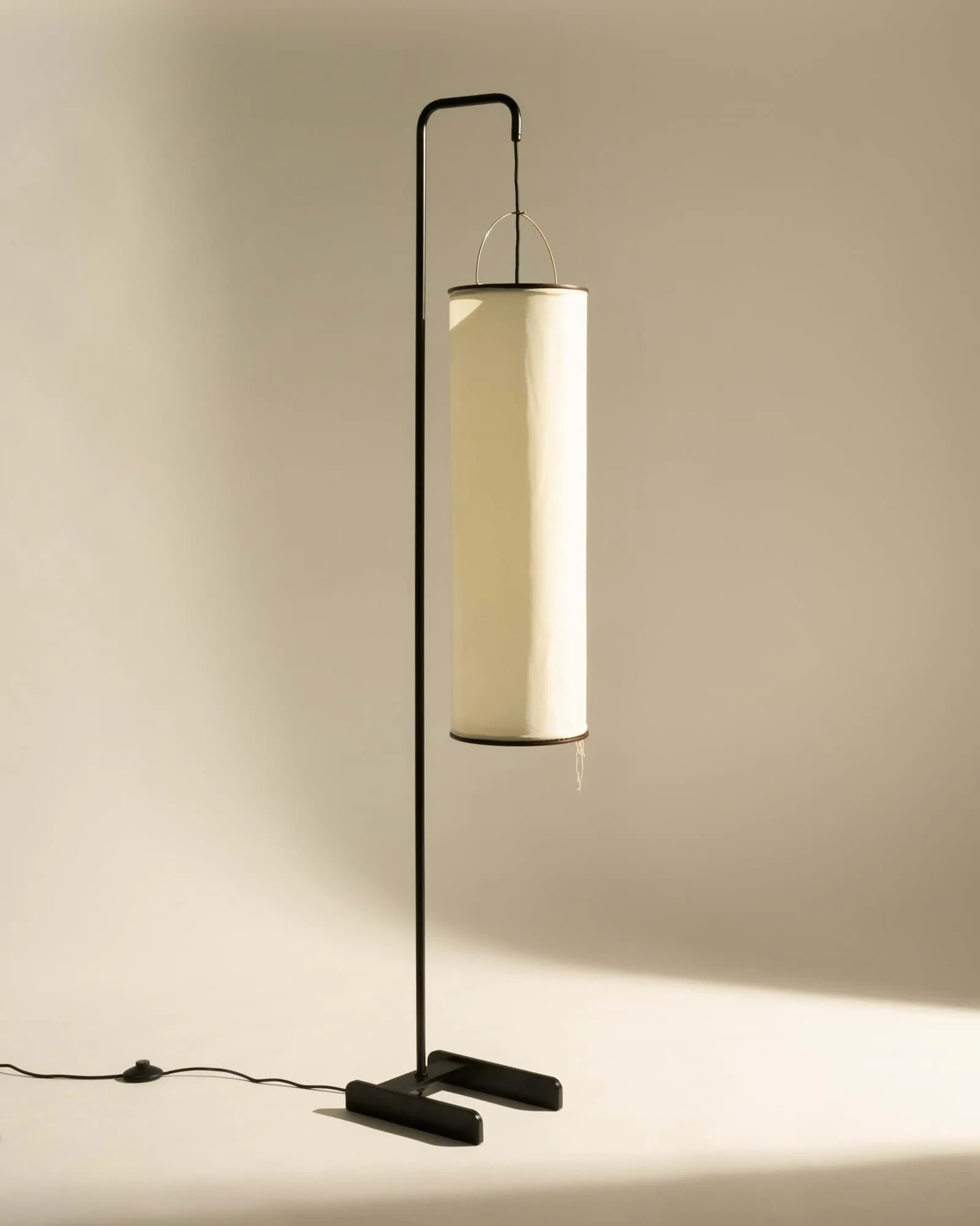 Silk Lantern lampa podłogowa, Natural white silk-semi matt czarny, 163 cm GUBI