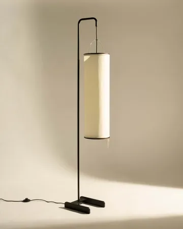 Silk Lantern lampa podłogowa - Natural white silk-semi matt czarny, 163 cm - GUBI