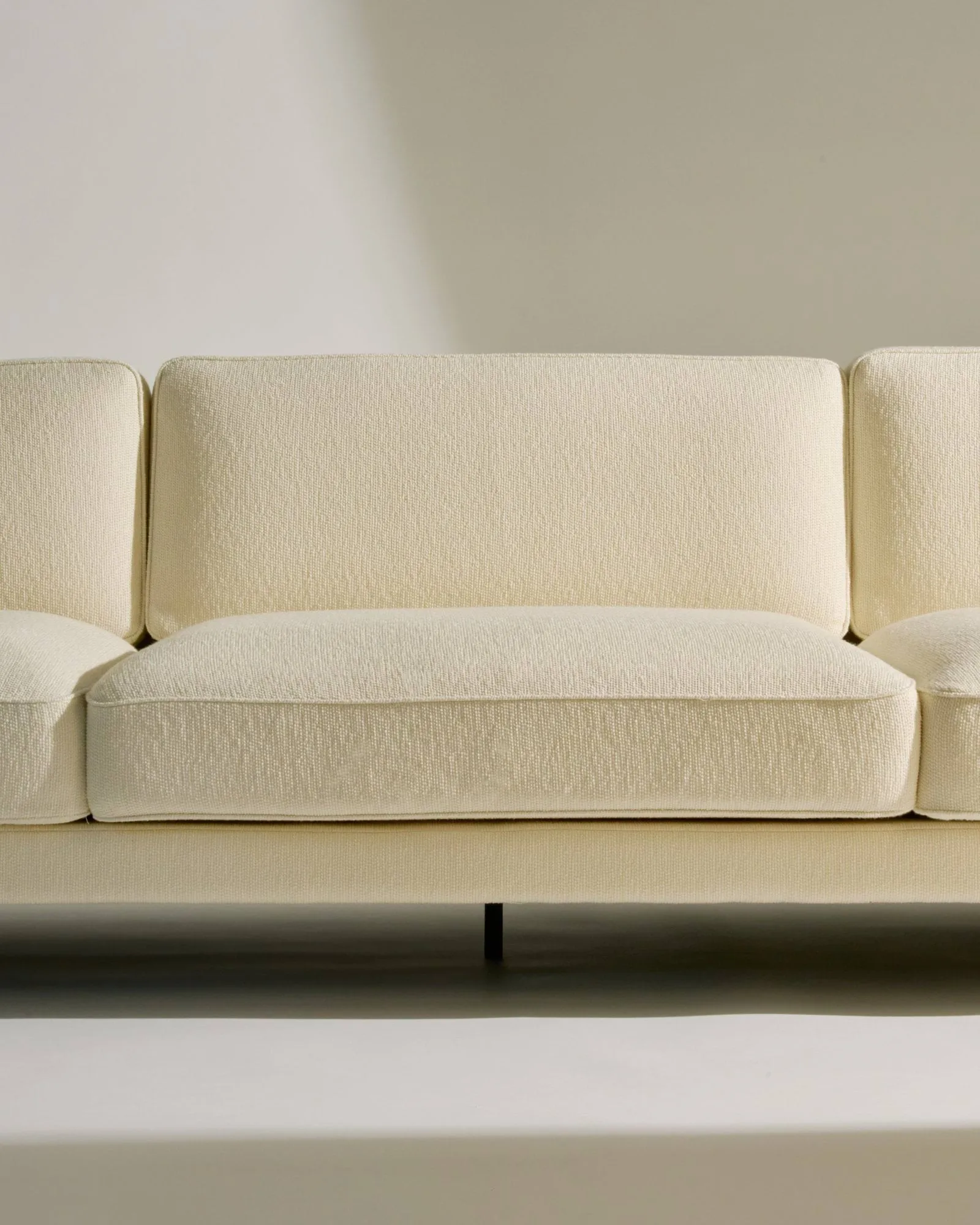 Sofa 3-osobowa Flaneur, Bouclé-czarny mat GUBI
