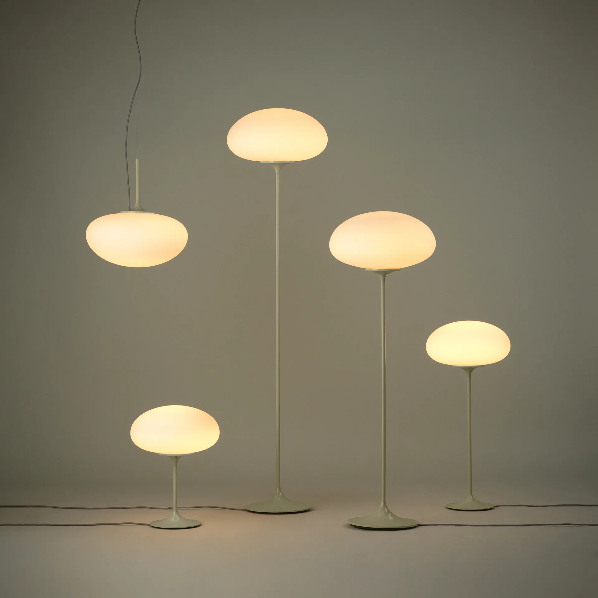 Stemlite lampa podłogowa 110 cm, Pebble Grey GUBI