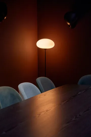 Stemlite lampa podłogowa - Black Chrome - szkło opalowe 110 cm - GUBI