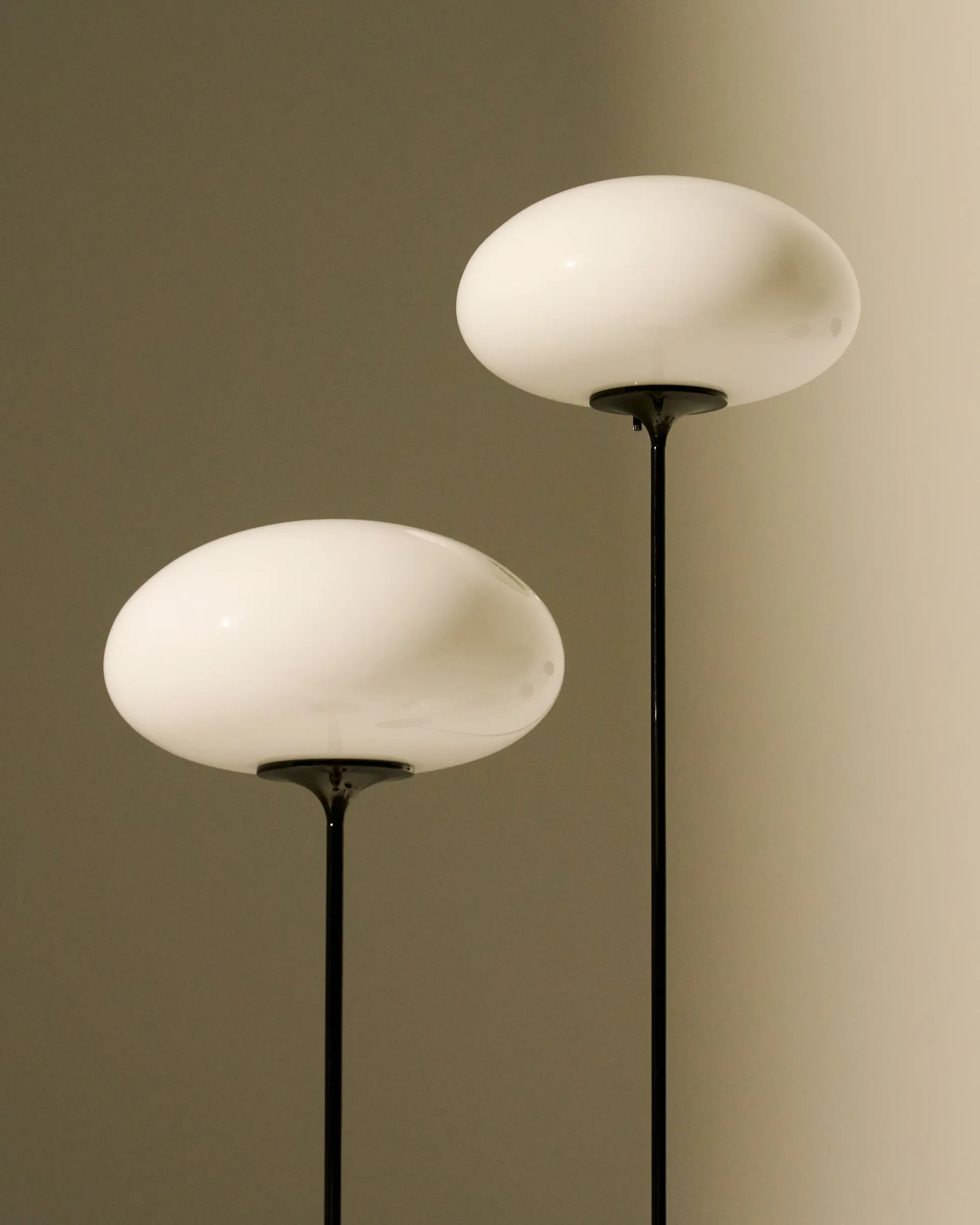Stemlite lampa podłogowa, Pebble Grey - szkło opalowe, 110 cm GUBI