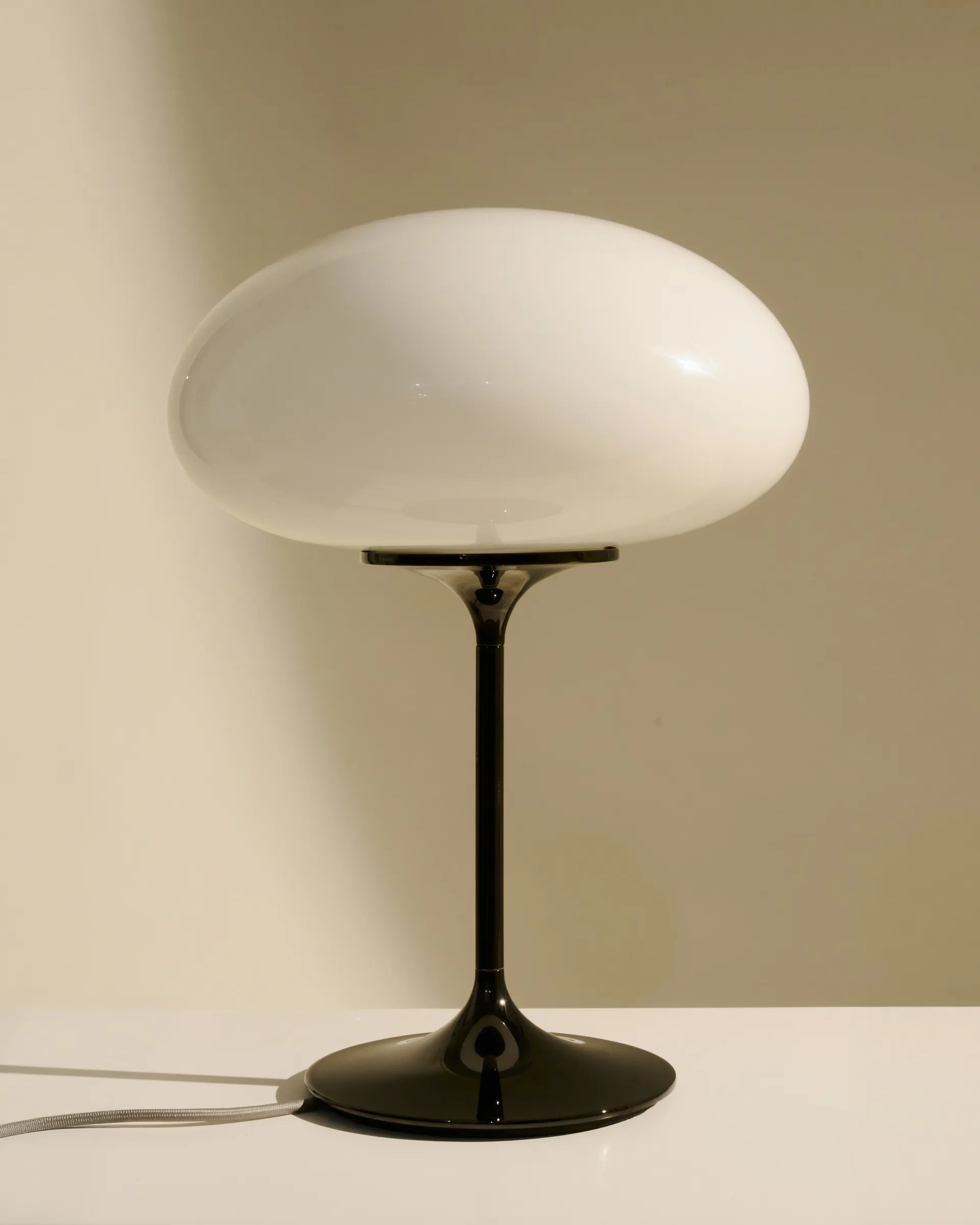 Stemlite lampa stołowa, Black Chrome - szkło opalowe 42 cm GUBI