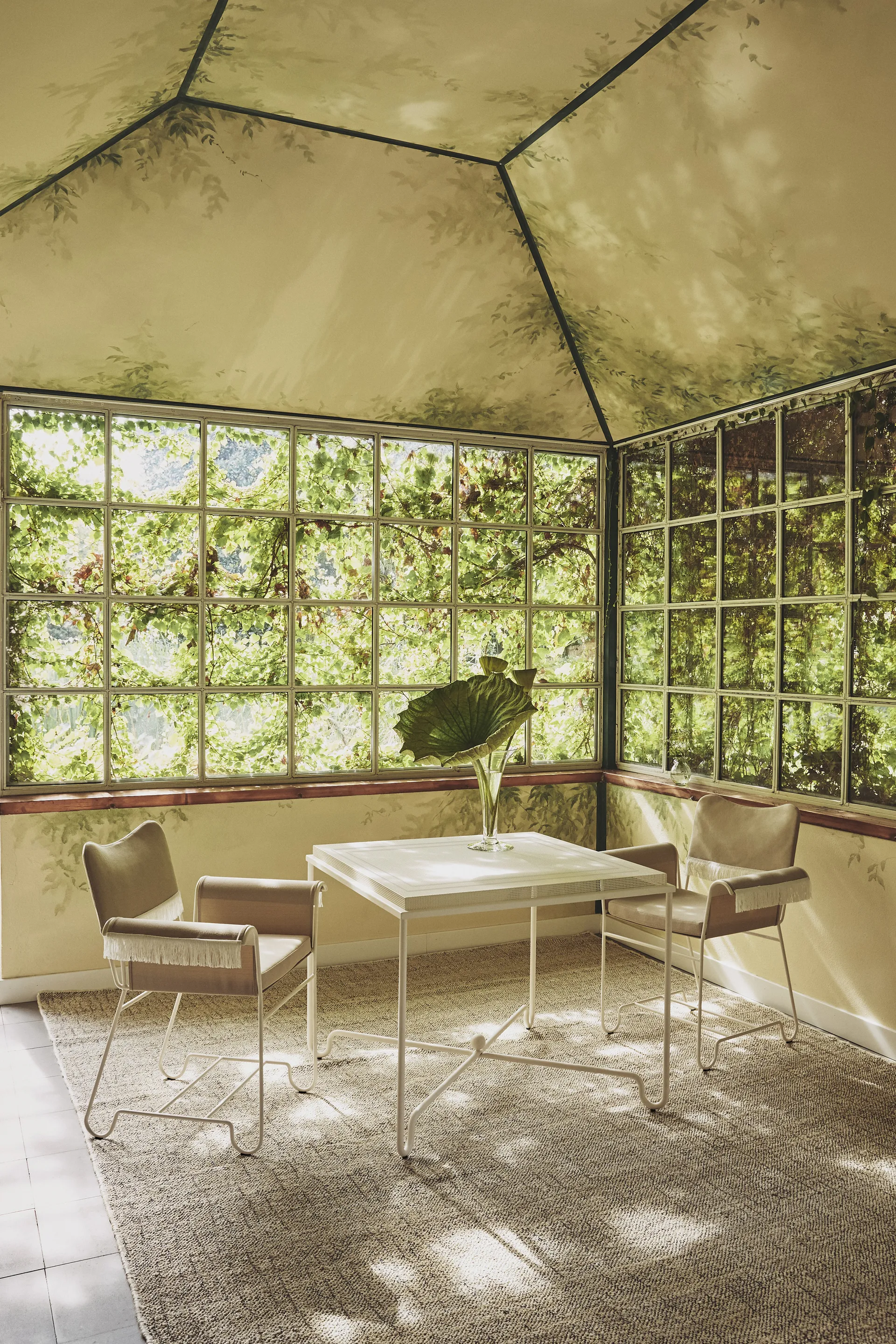 Stół Tropique 90x90x75 cm, Classic white semi matt GUBI