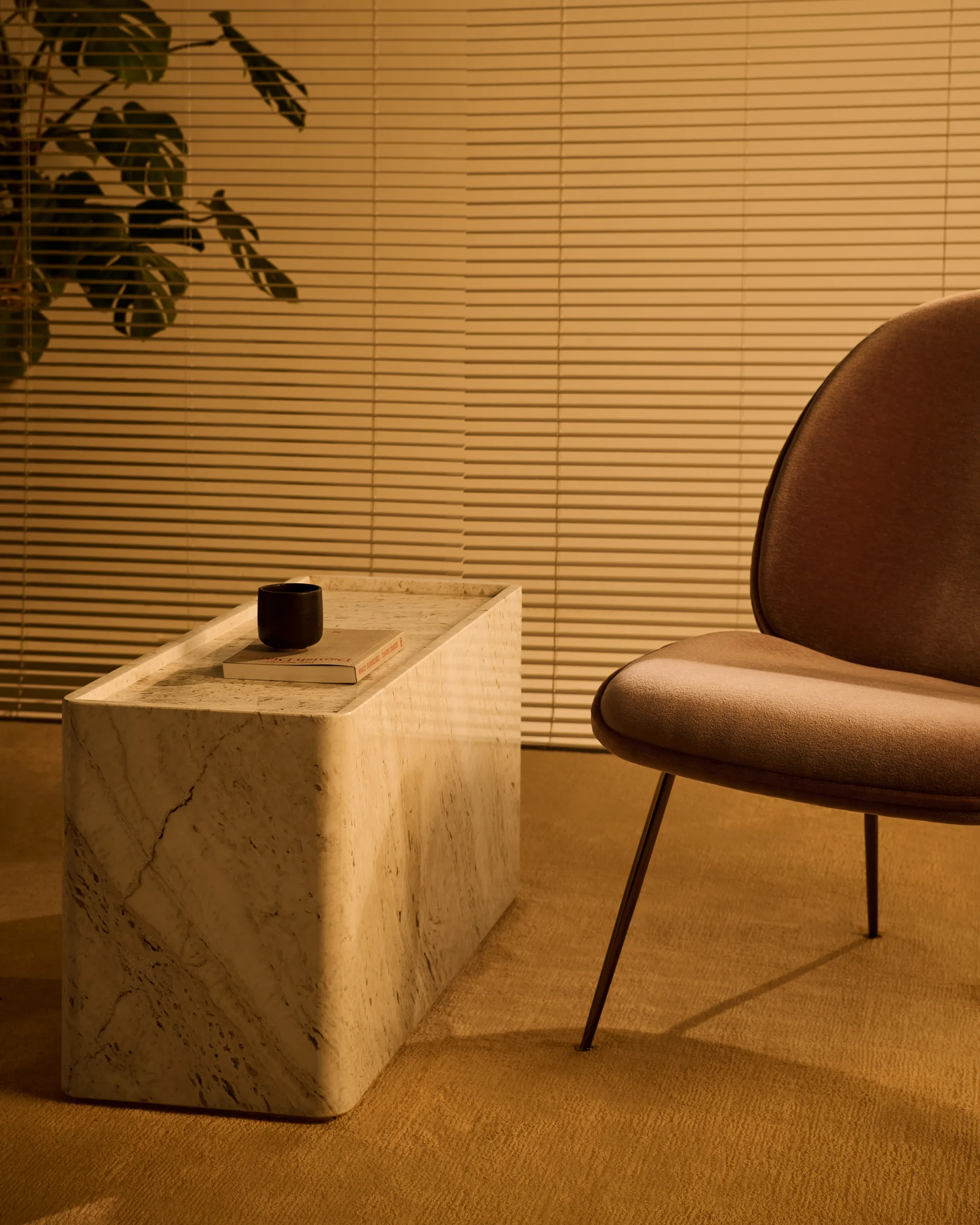 Stolik boczny Pietra 30x80x40 cm, Neutral white travertine GUBI