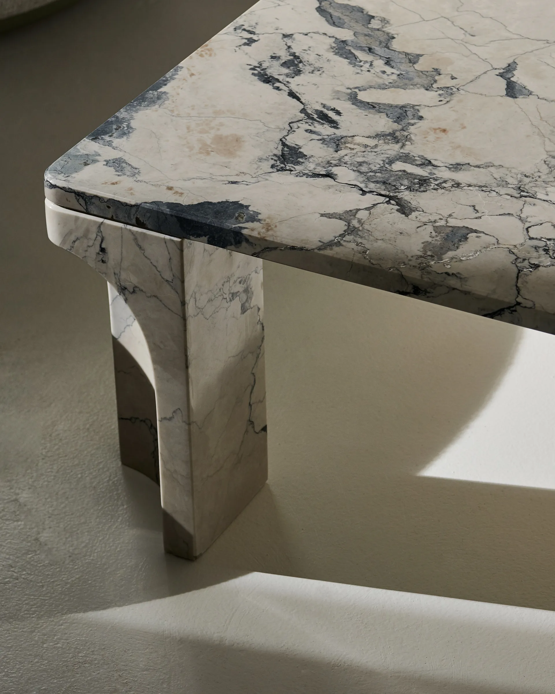 Stolik kawowy Doric 80x80 cm, Electric grey GUBI