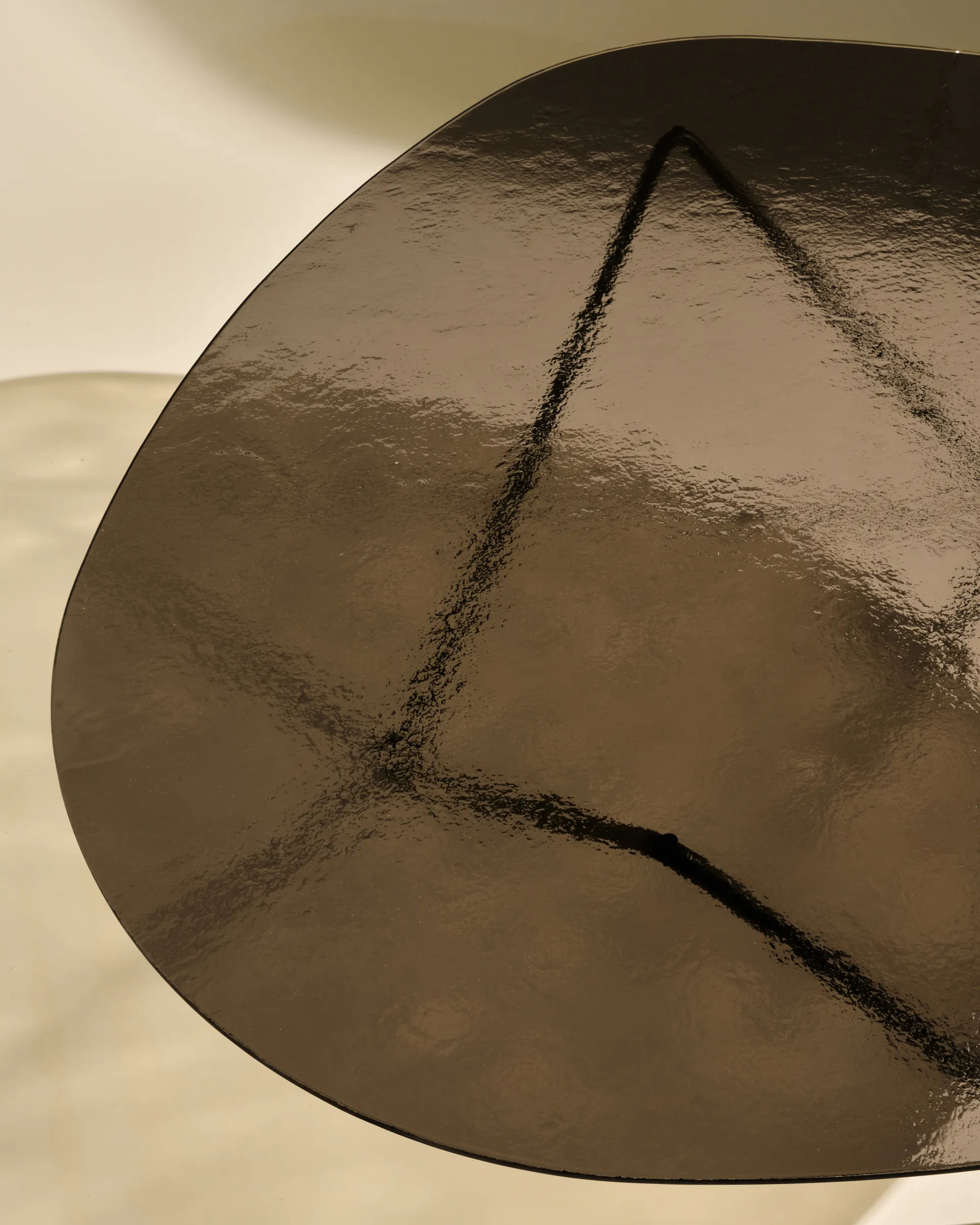 Stolik kawowy Pedrera, Czarny półmat–szkło strukturalne brązowe GUBI