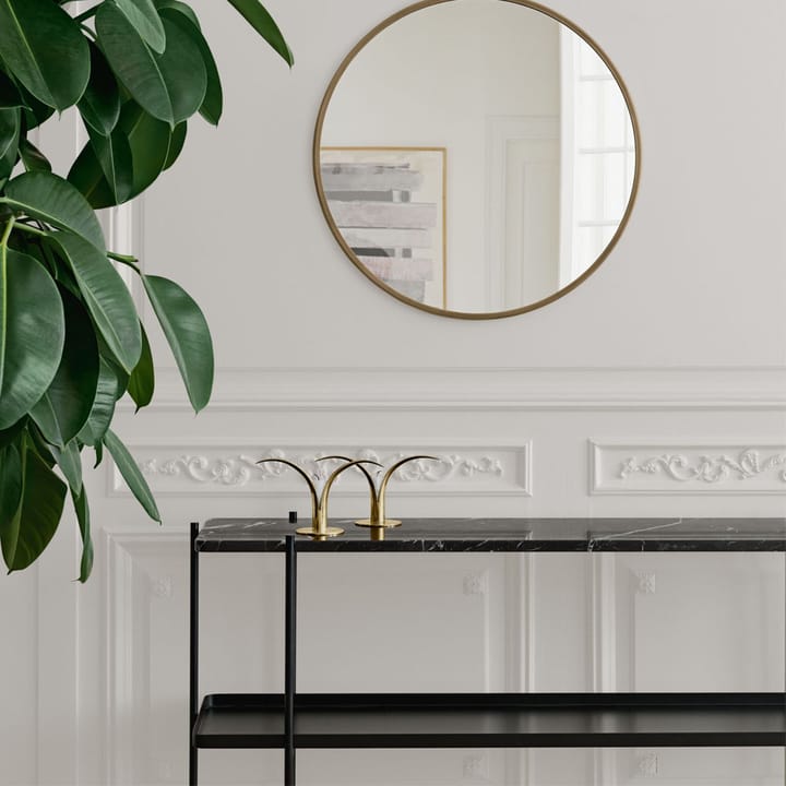 TS Console 2 stolik konsoli, Natural white travertine, mosiężny stojak, 2 marmurowe półki GUBI