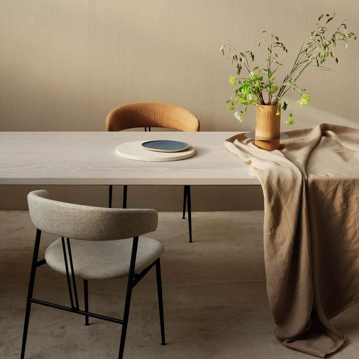 Violin dining chair, Karakorum 001 ivory-black matowy GUBI
