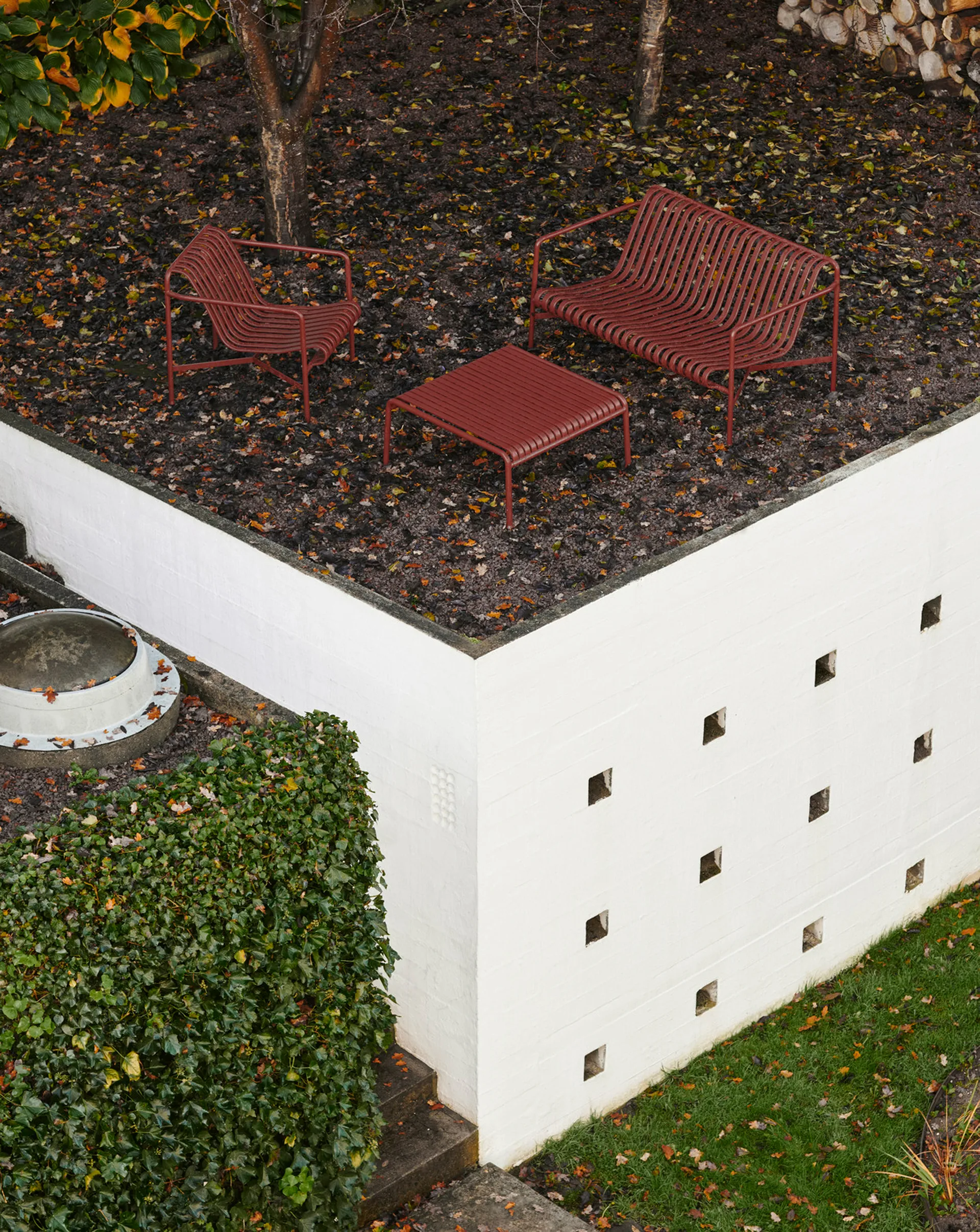 Ławka z podłokietnikami Palissade Dining, Iron red HAY