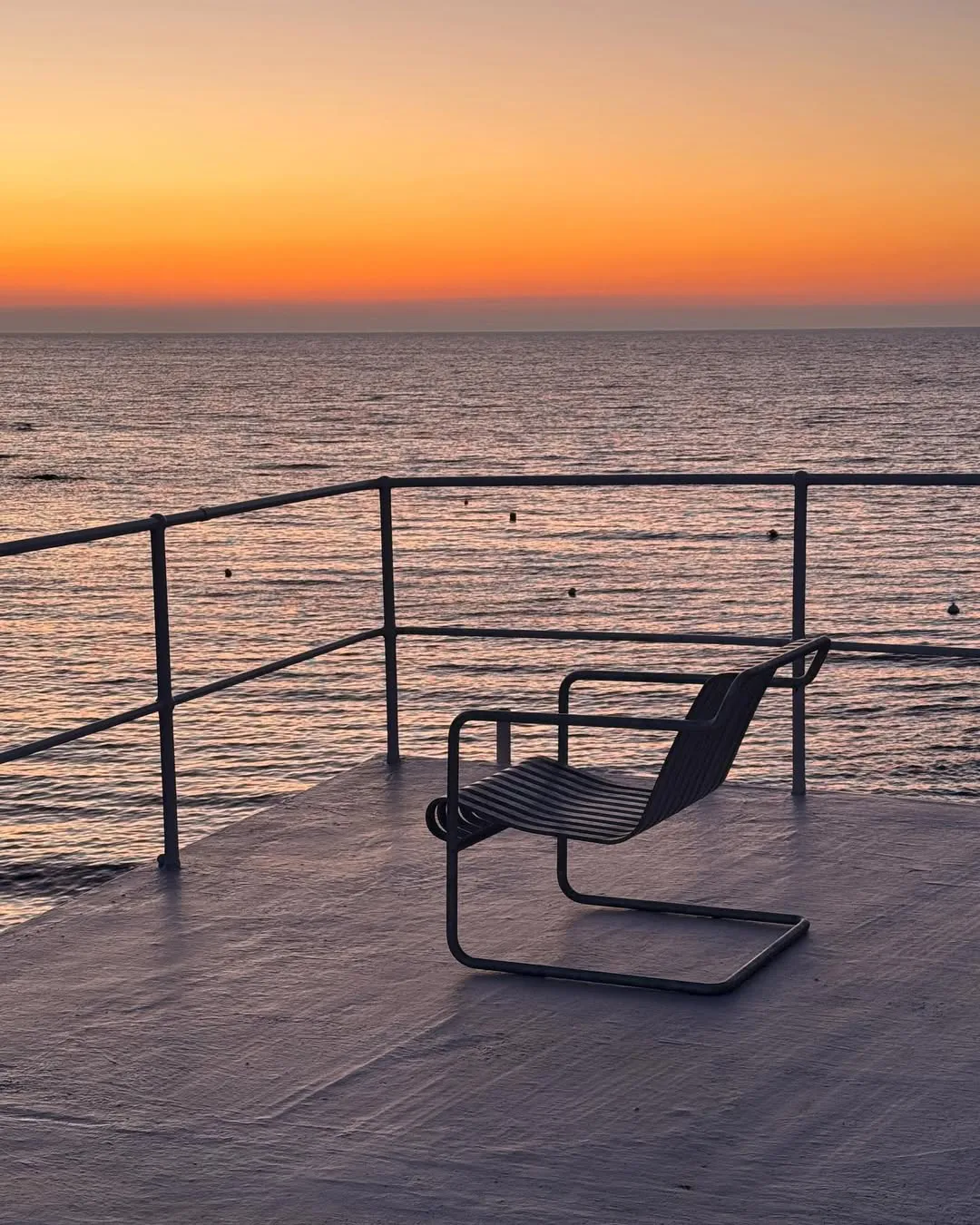 Fotel lounge Palissade Cantilever Low, Hot galvanised steel HAY