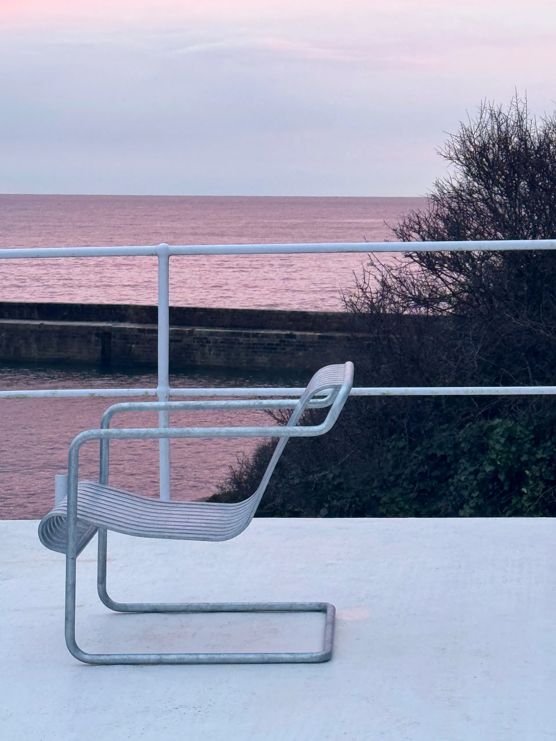 Fotel lounge Palissade Cantilever Low, Hot galvanised steel HAY