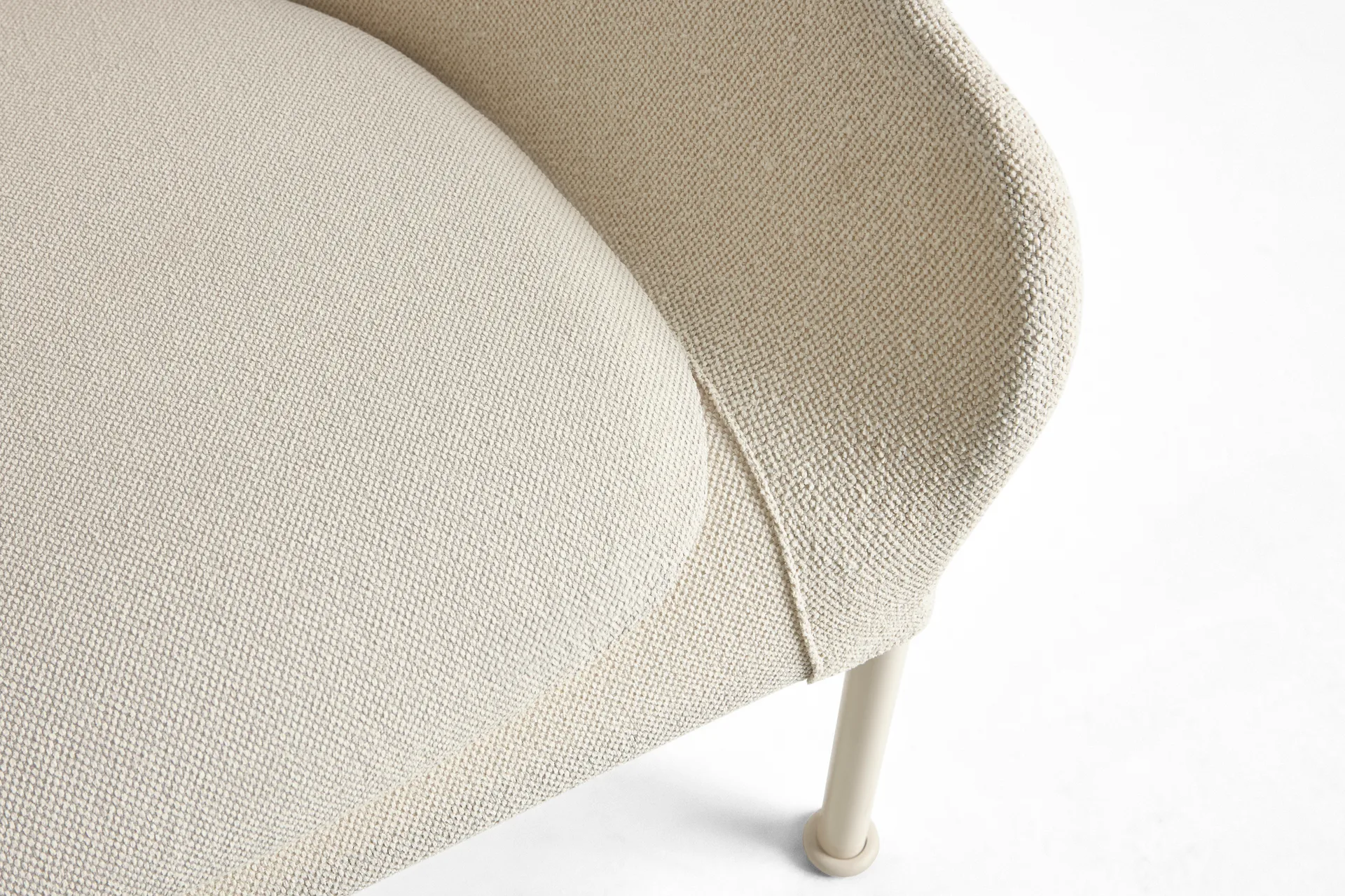 Fotel O2 Lounge Chair, Soft cream-lakierowana stal eggshell HAY