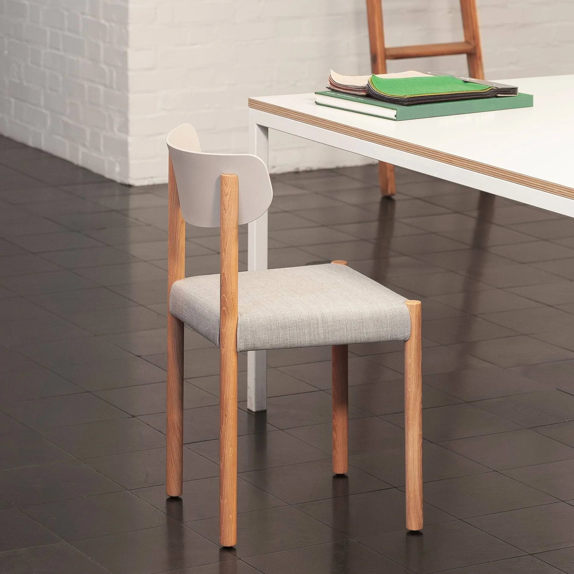 Krzesło Pack Chair 11, Naolejowany dąb-chalk grey-Remix 126 HAY