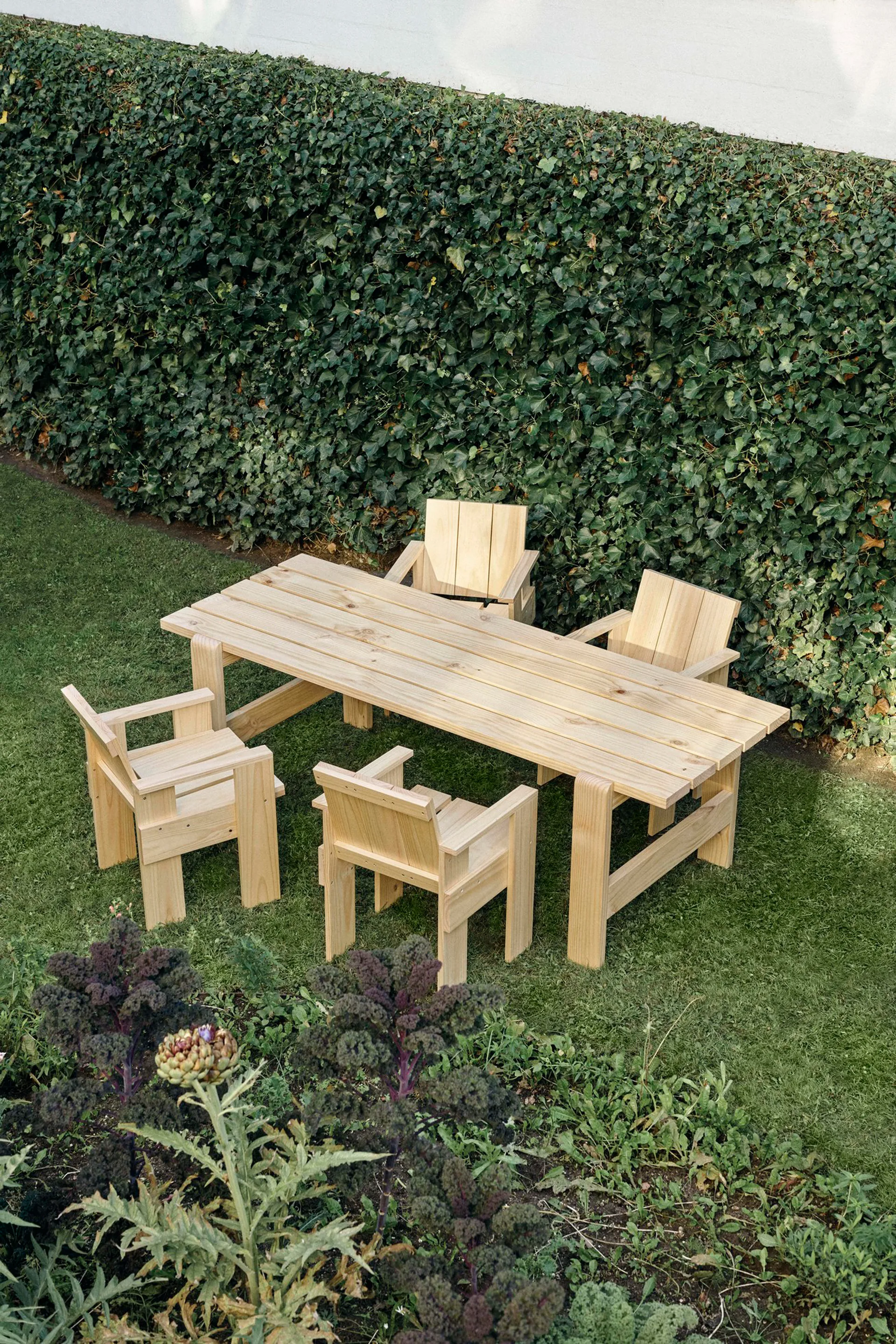Krzesło z podłokietnikami Crate Dining Chair, Water-based lacquered pinewood HAY